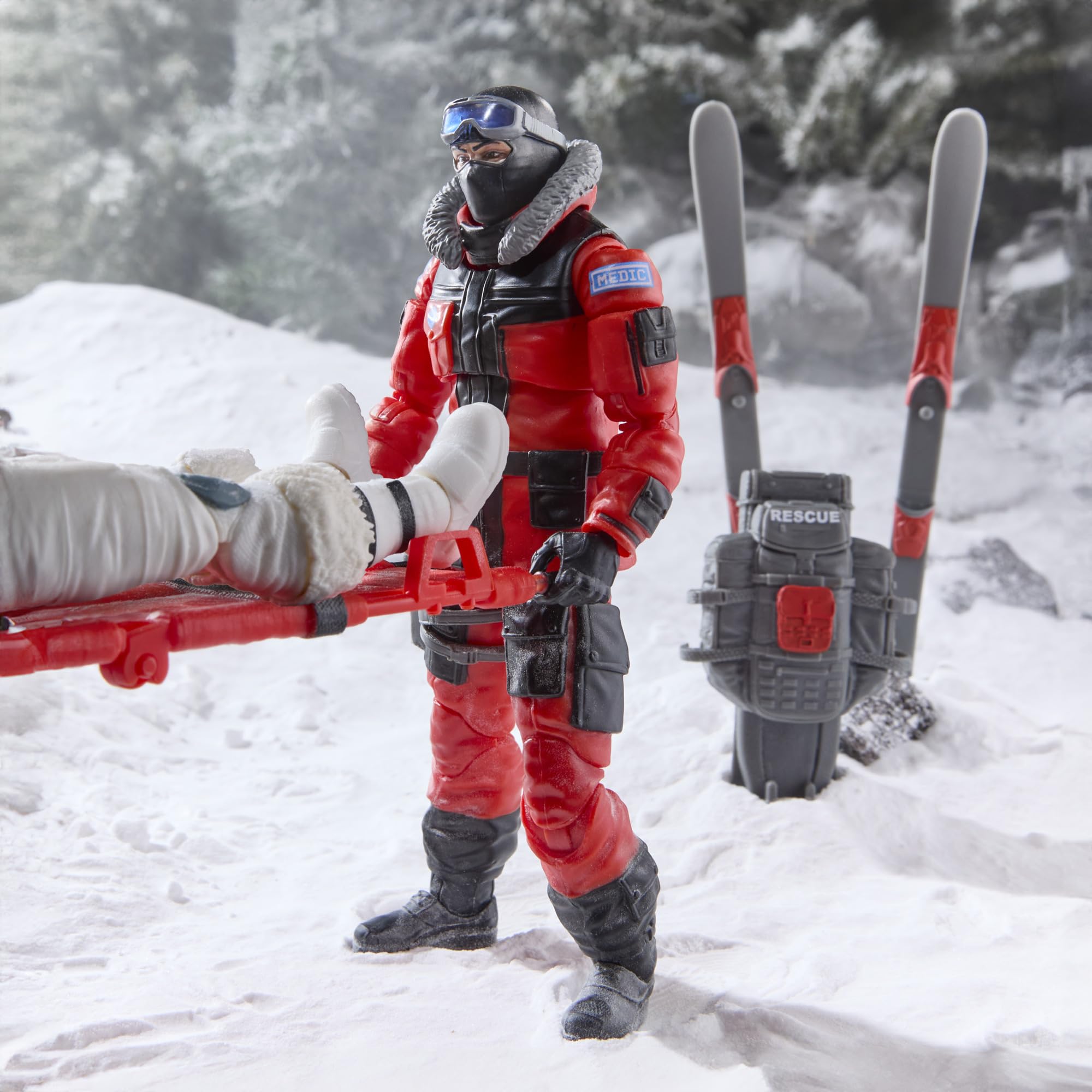 G.I. JOE Classified Series Legacy Collection : Soldat d'action - Intervention en Cas d'avalanche, Figurine de Collection de 15 cm, 14 Accessoires de Ski
