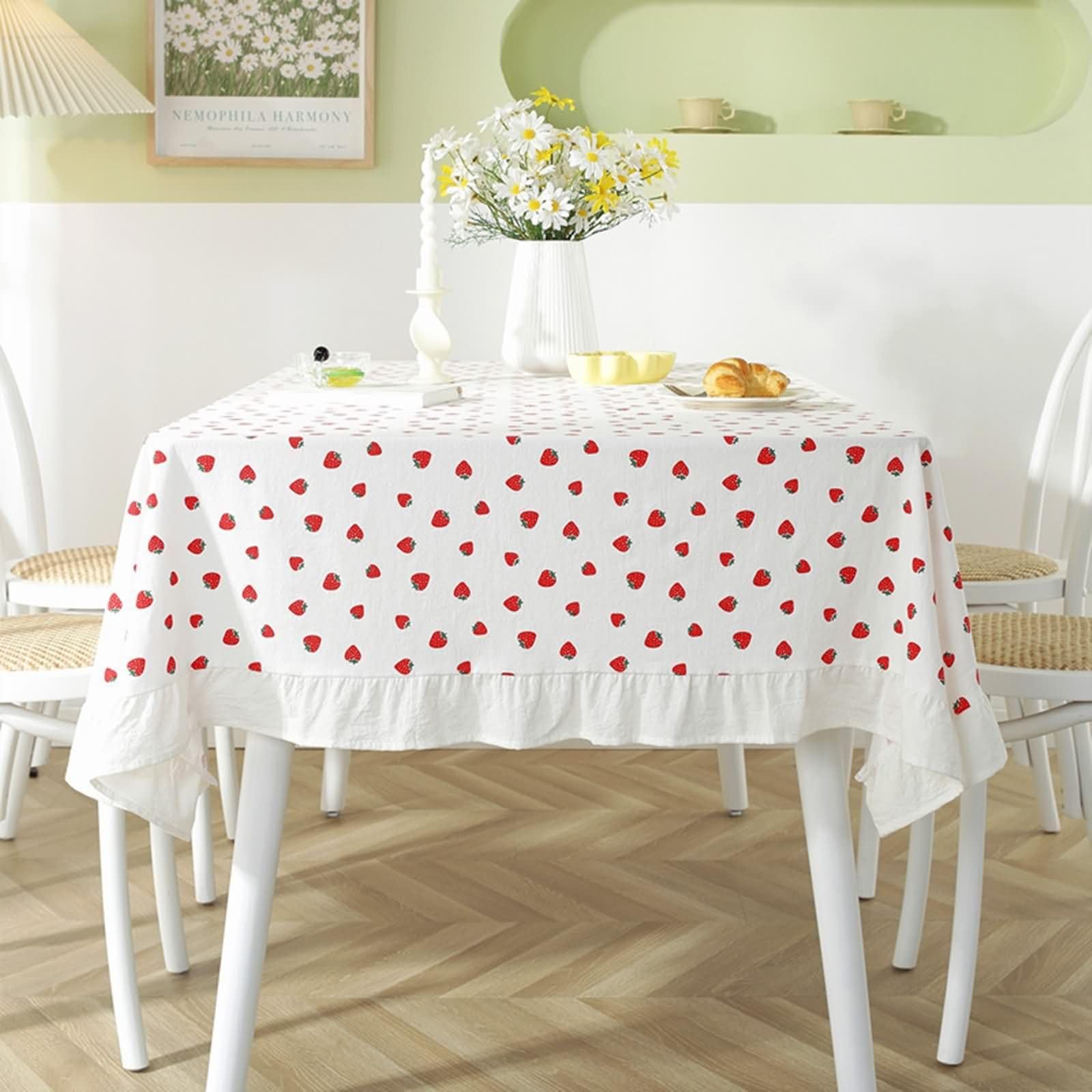 Tovaglia Rettangolare Antimacchia per Tavolo Bianco, Fantasia Fragola con Volant, in Cotone Lavabile, 130 x 180 cm, Tovaglia per Sala da Pranzo