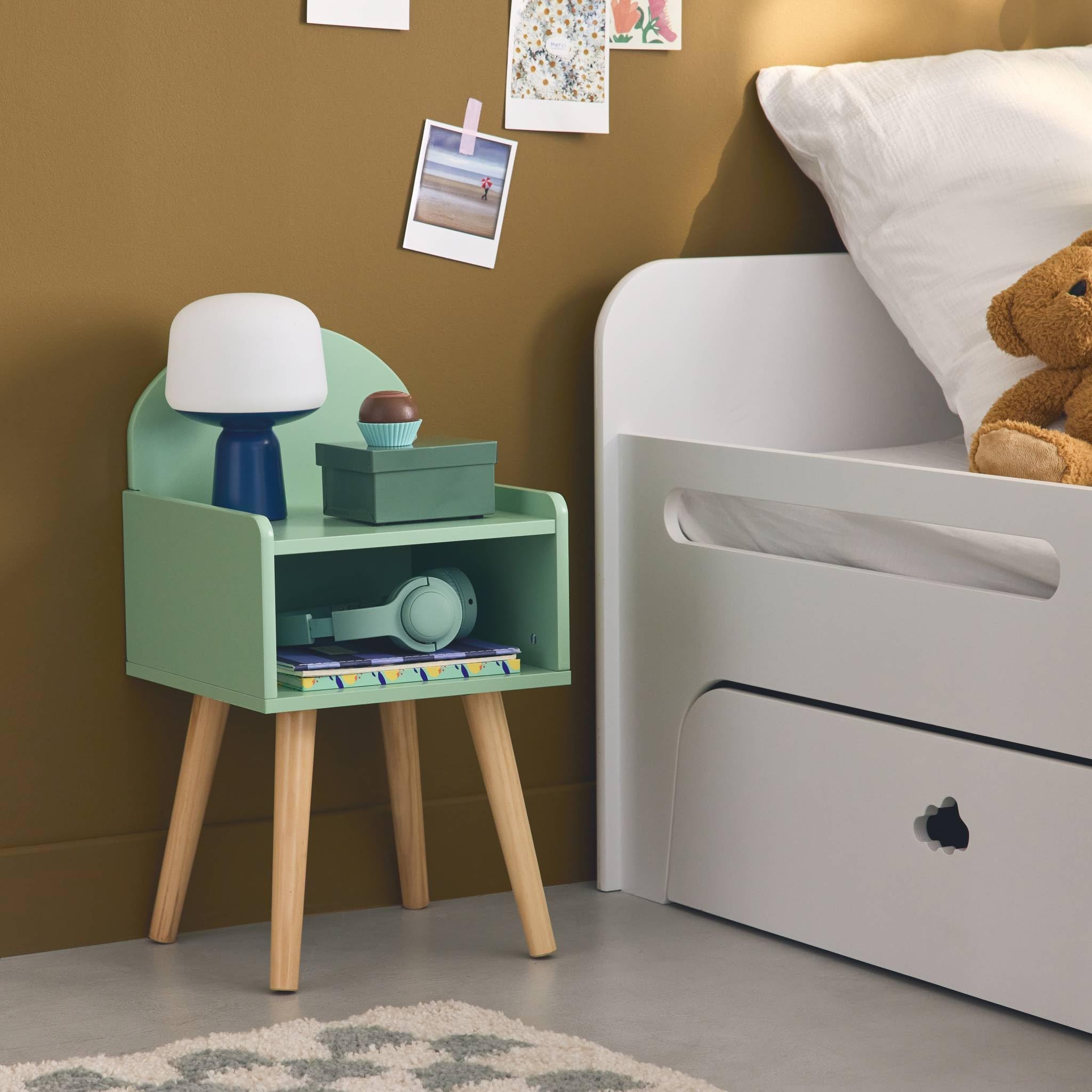 sweeek - Table de Chevet Chambre Enfant. Vert. Pieds en pin