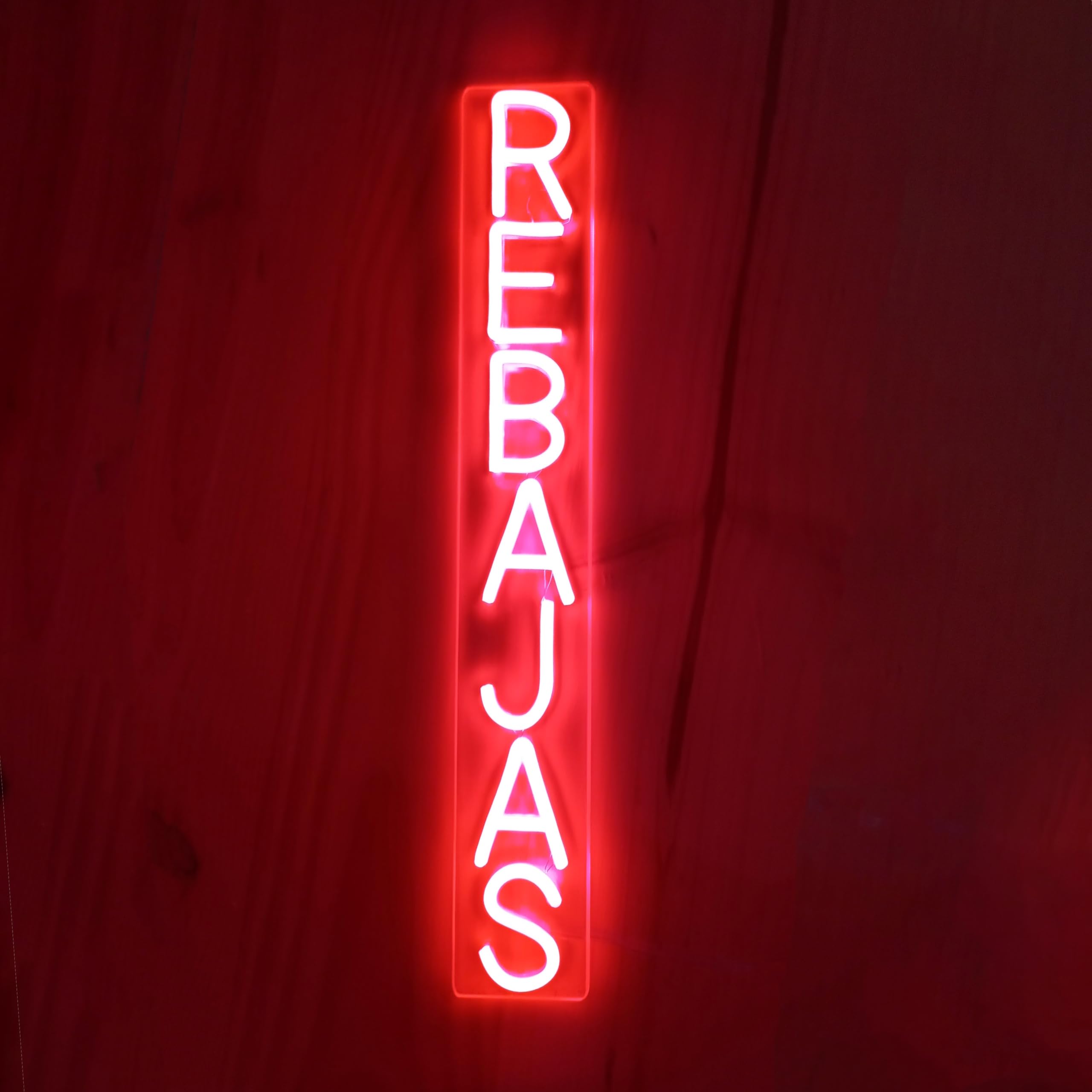 Cartel neón-led rebajas en color rojo para tiendas- Letrero escaparate comercios temporada de rebajas - Diseño en luz led para colgar en pared o escaparate tienda