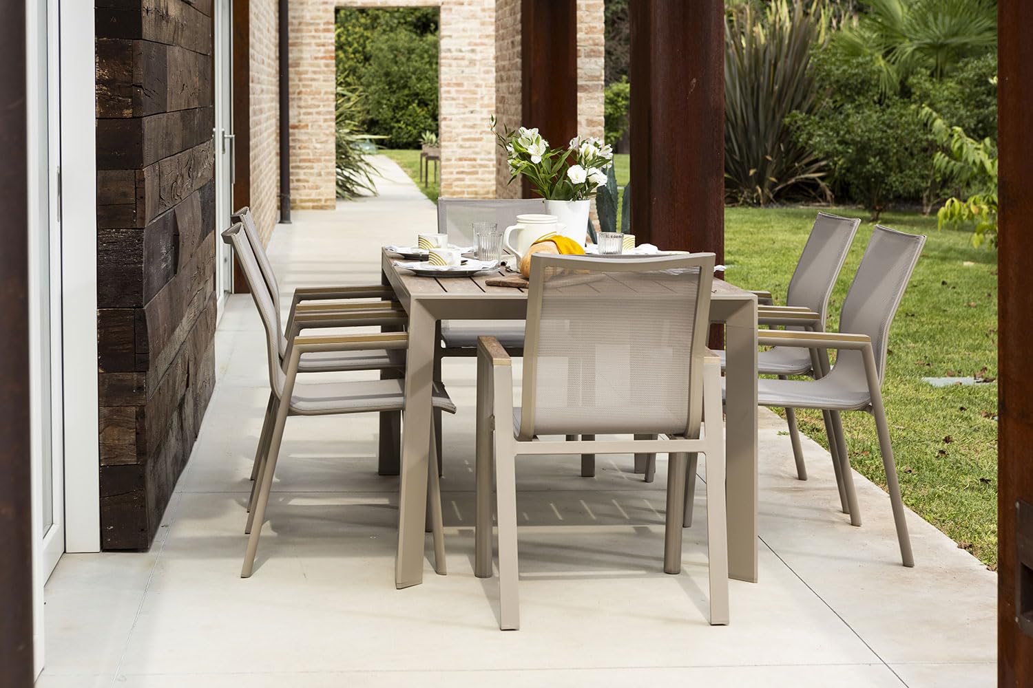 Set tavolo 160x90 e 6 sedie in textilene. Set da pranzo da esterno con tavolo in alluminio e polywood effetto legno e sei sedie impilabili in alluminio e textilene - Liam & Deva (Tortora)