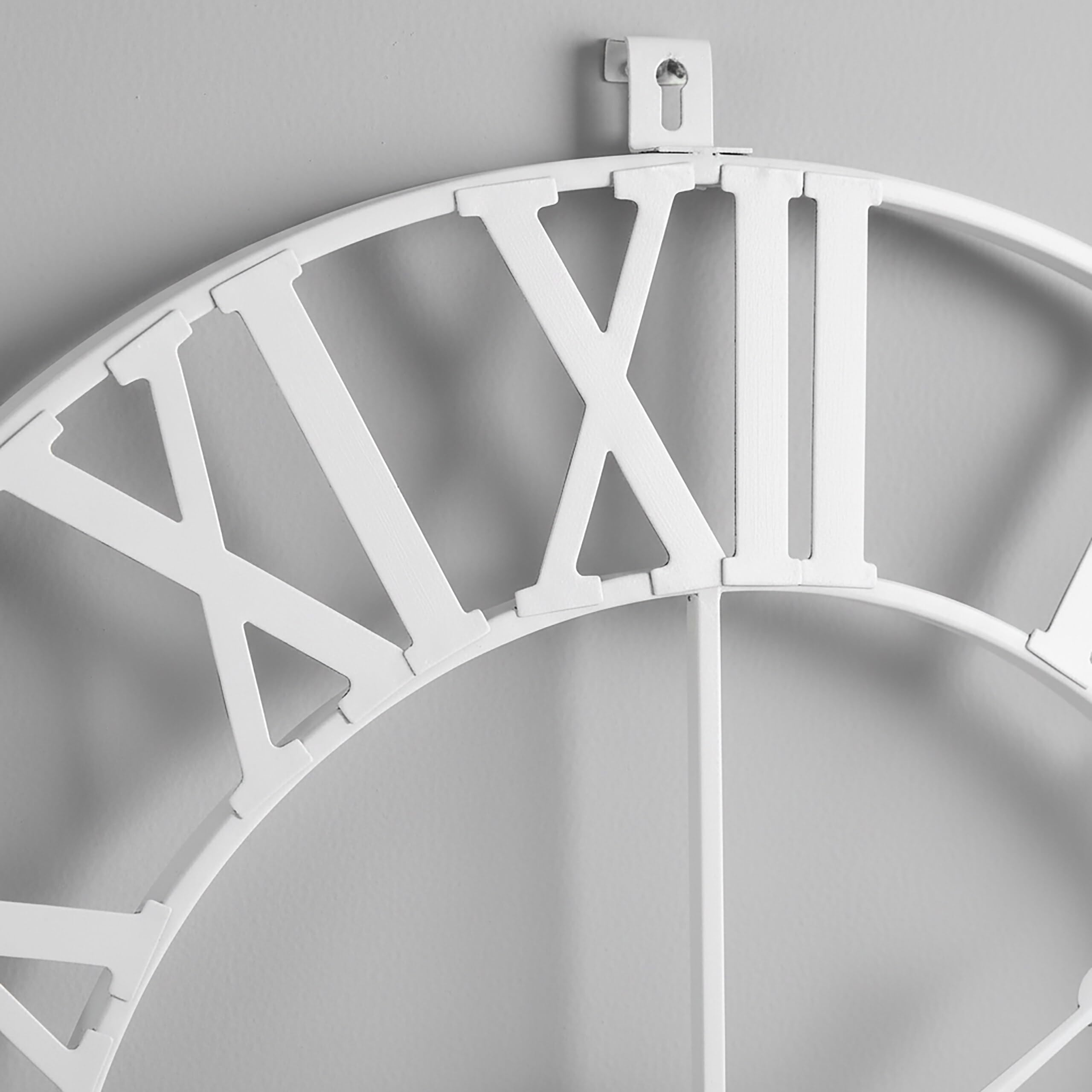 Reloj de Pared Relaxdays, números Romanos, Ø 60 cm, Reloj de salón a Pilas, Hierro, Blanco