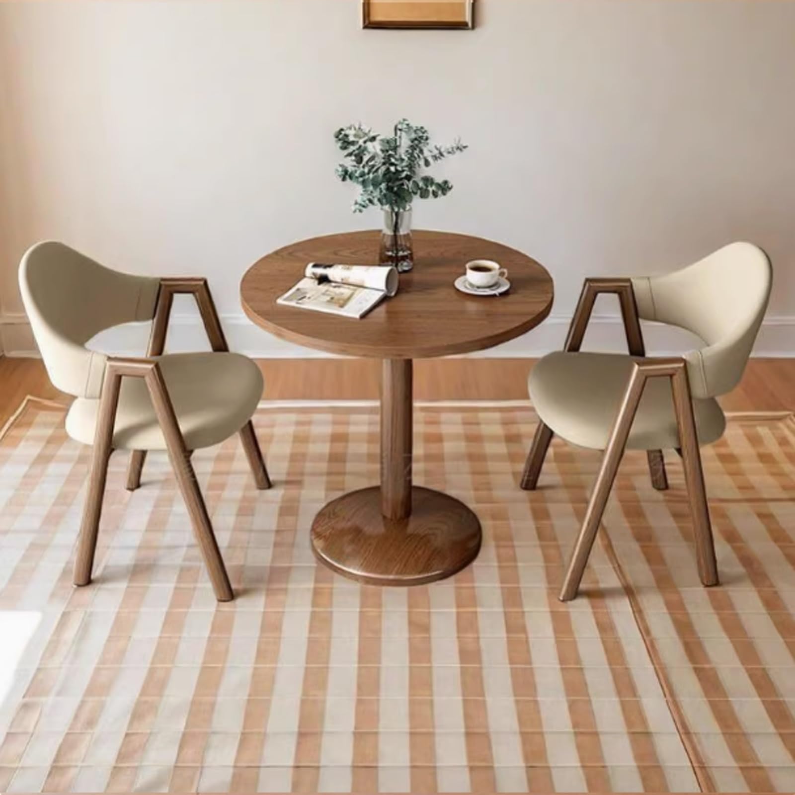 Mesa pequeña de oficina y cafetería moderna de mediados de siglo con dos sillas amarillas de salón