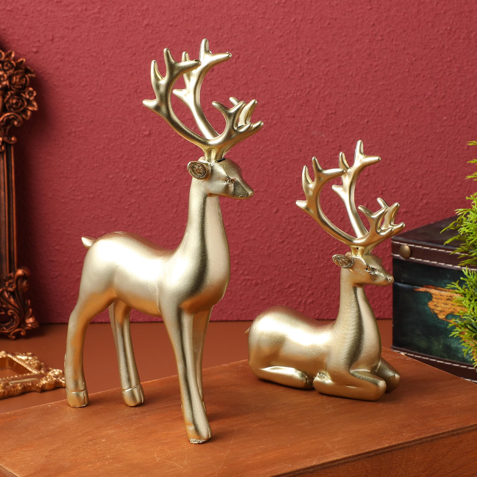 Operitacx 2 Stück Hirsch deko Weihnachten, Rentier deko Harz sitzende und stehende Figur für Wohnzimmer, Schlafzimmer, Eingangsbereich, Tisch, Büro, Wohnaccessoires