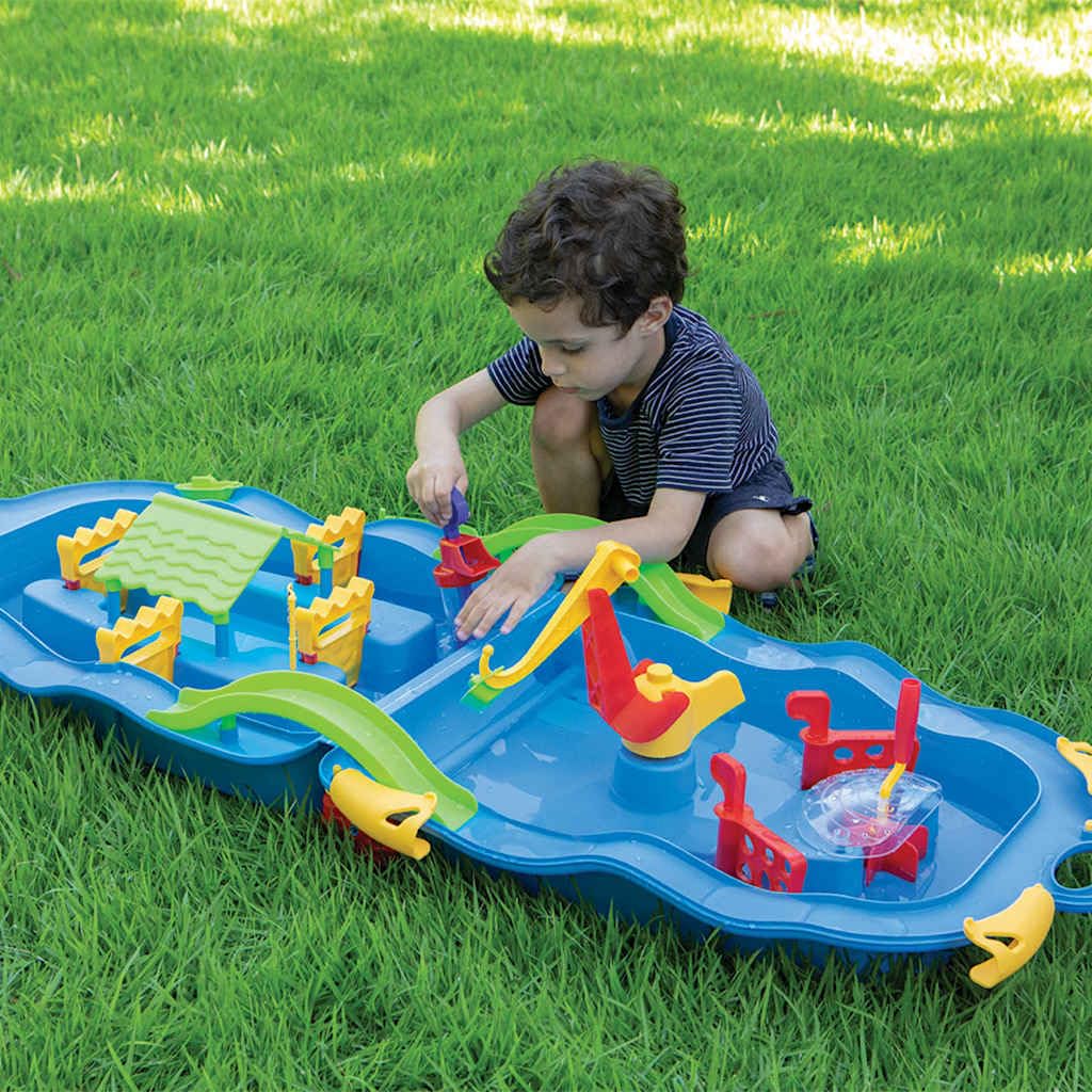 Wasserspiel-Koffer aus robustem Polypropylen 51x21,5x66,5 cm mit 21 Zubehörteilen wie Pumpe, Mühle und Angelhaken für Kinder ab 12 Monaten zum Spielen und Planschen im Garten und Outdoor