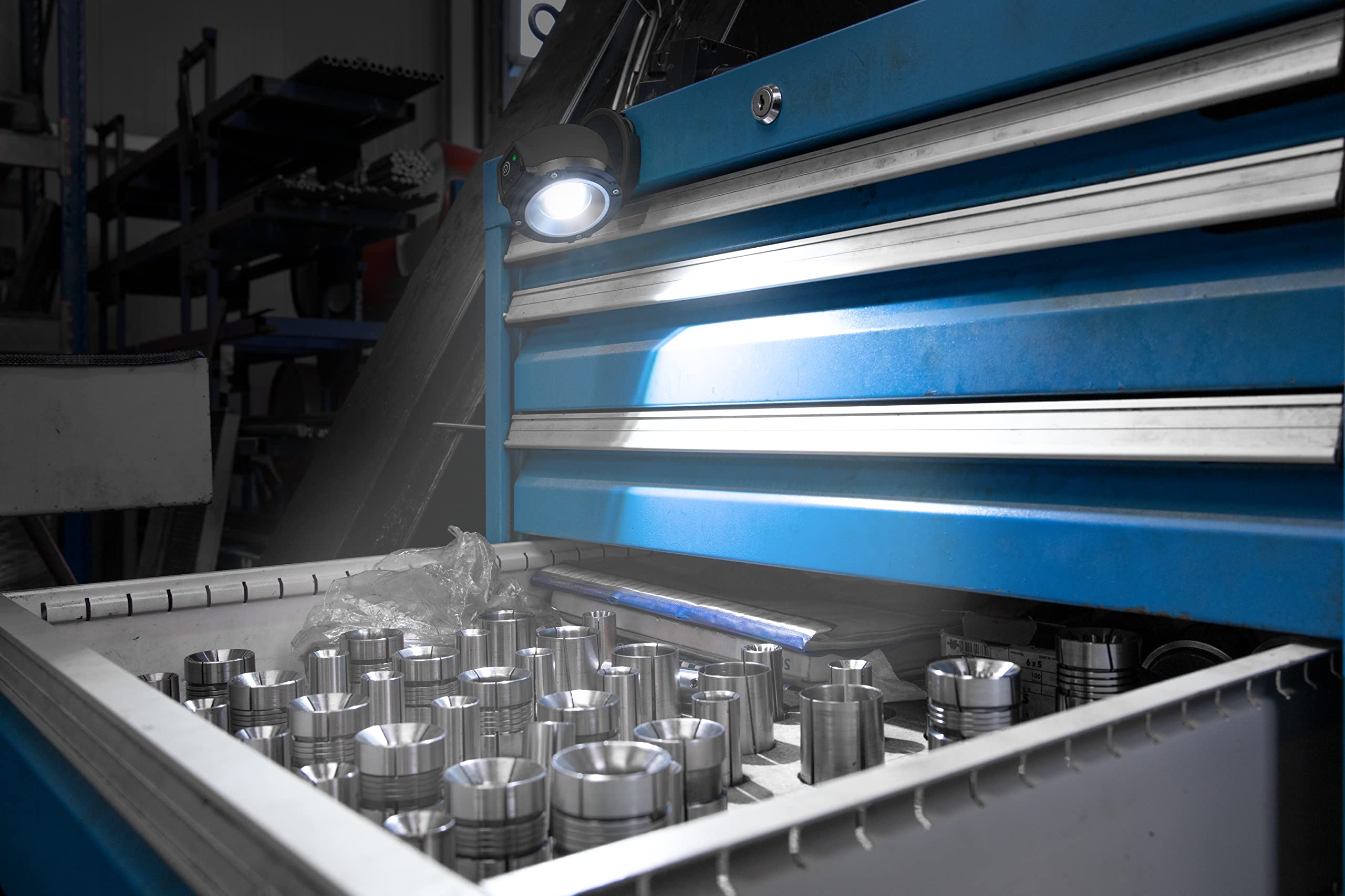 ANSMANN Faretto da lavoro professionale FL1100R con LED COB da 10 W, ricaricabile, giunto sferico girevole a 360°, lampada da lavoro con magneti e ganci per appendere, per artigianato, cantieri,