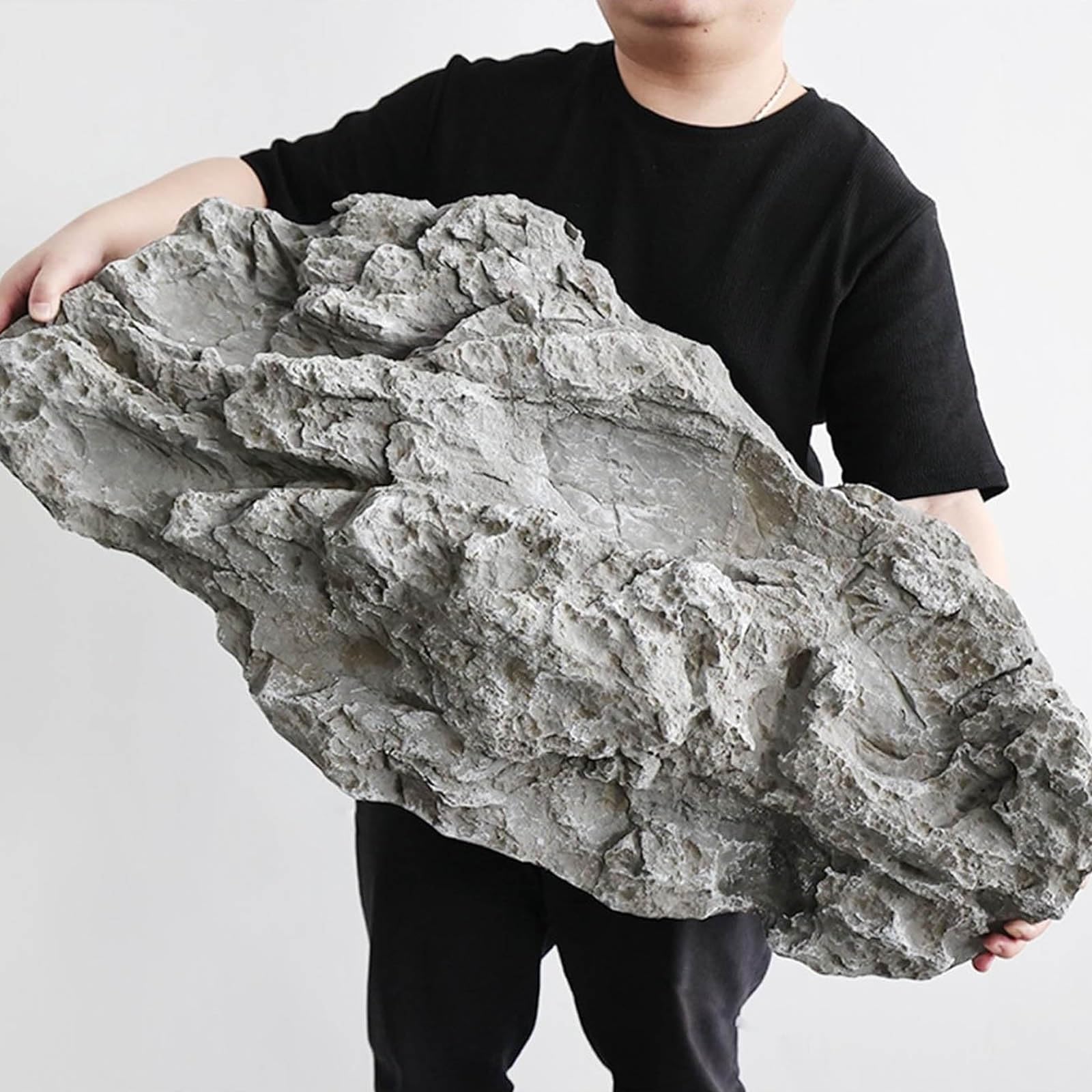 Rocas ligeras para jardín que ocultan tuberías e imperfecciones
