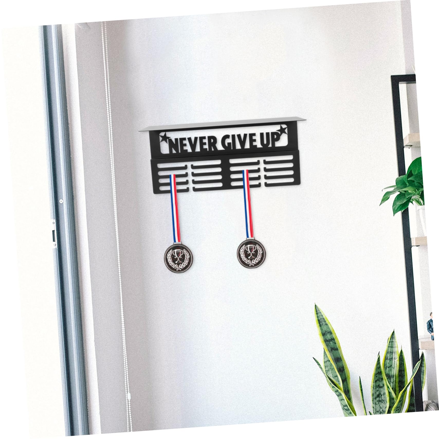 POPETPOP Expositor de Medallas Estante y Ganchos, Soporte Medallas Deportivas para Pared, Hierro Negro, Diseño Duradero y Ahorro de Espacio para Hogar