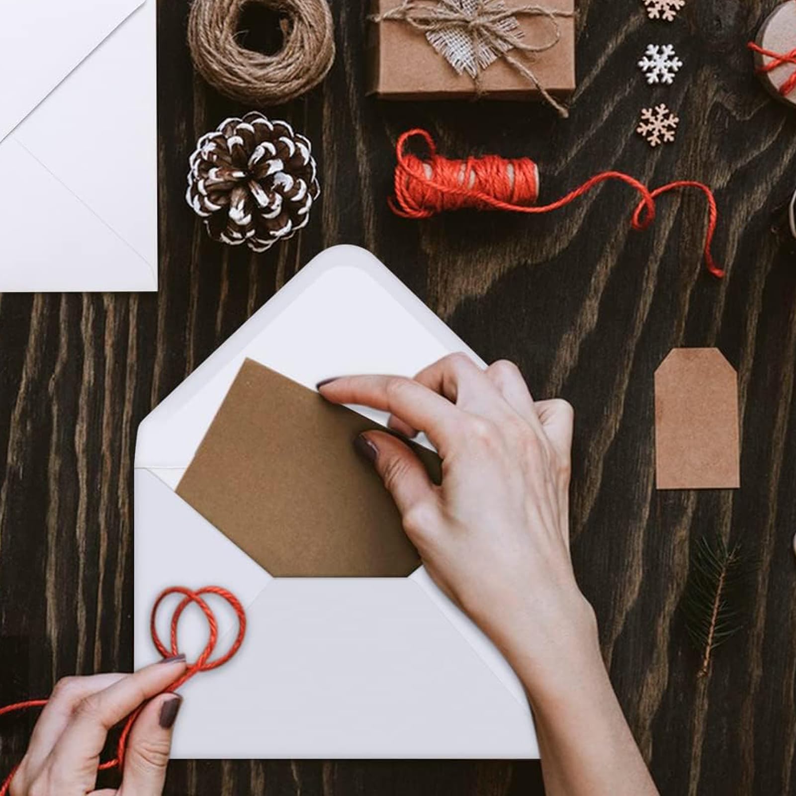PALUDO 100 szt. Koperty z Papieru Typu Kraft 13,5 x 18,5 cm - 130 g/m² Klejeniem na Mokro Koperty ze Spiczastą Klapką, Koperty z Recyklingu na Kartki Okolicznościowe Zaproszenia Urodzinowe, Białe