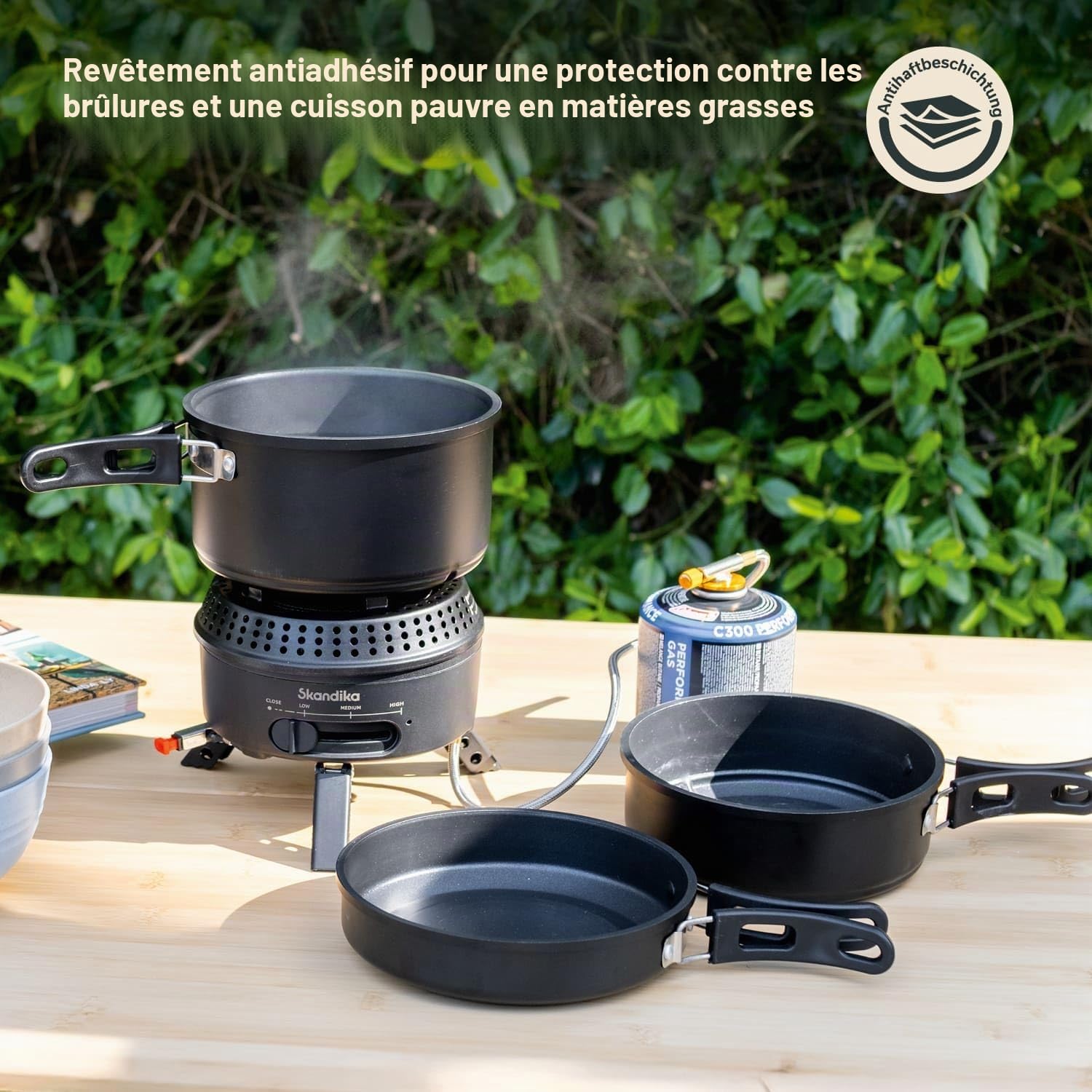 Skandika Réchaud de camping Rask | Fonctionne à l'électricité ou au gaz, allumage piézoélectrique, set avec casserole, poêle, sac | Réchaud à gaz, électrique, plein air, portable