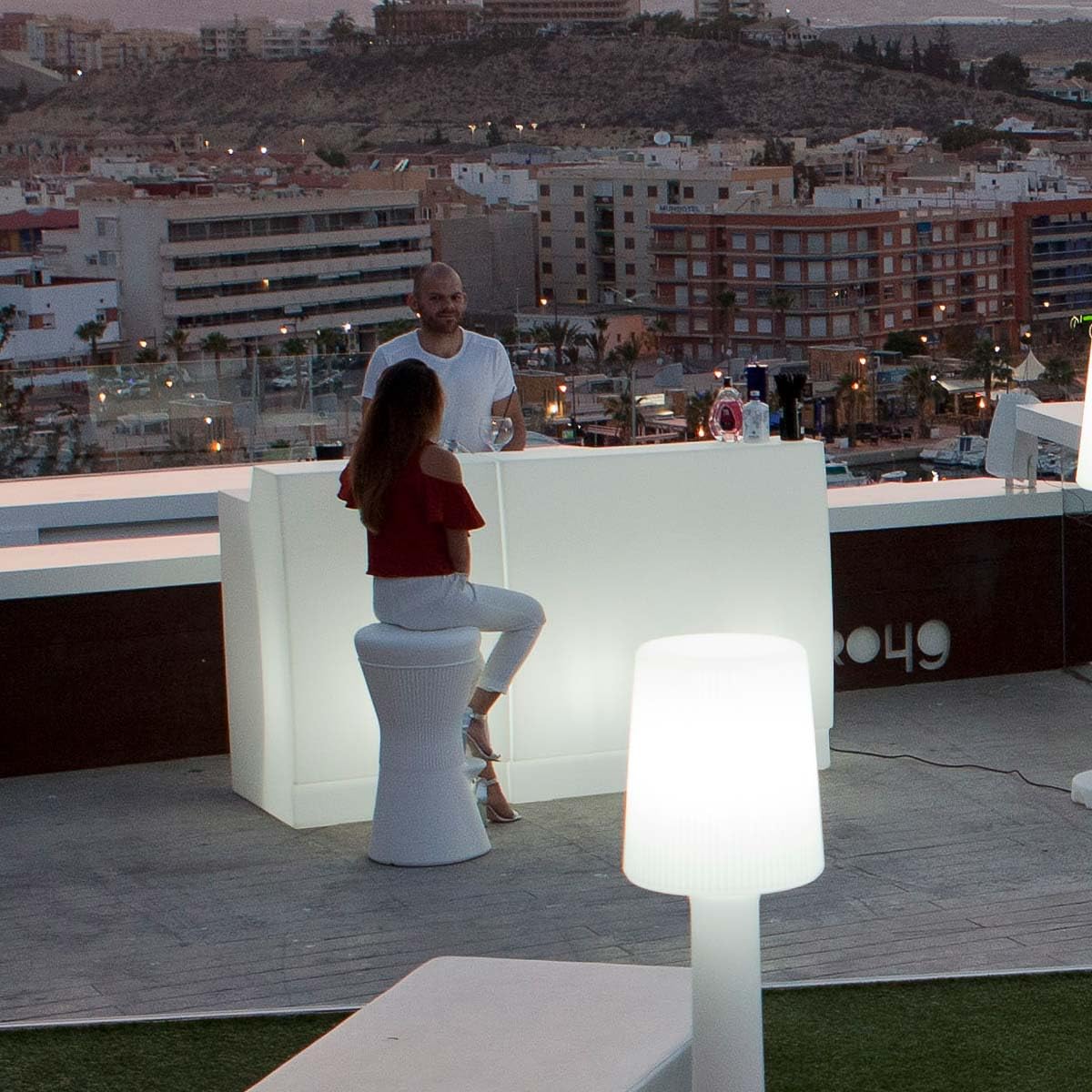 newgarden Barra De Bar Exterior Sicilia 120 Mostrador De Jardín Blanco Opaco, Resistente para Terraza, Eventos Y Hostelería (Cable (Luz Blanca Fría 6000K))
