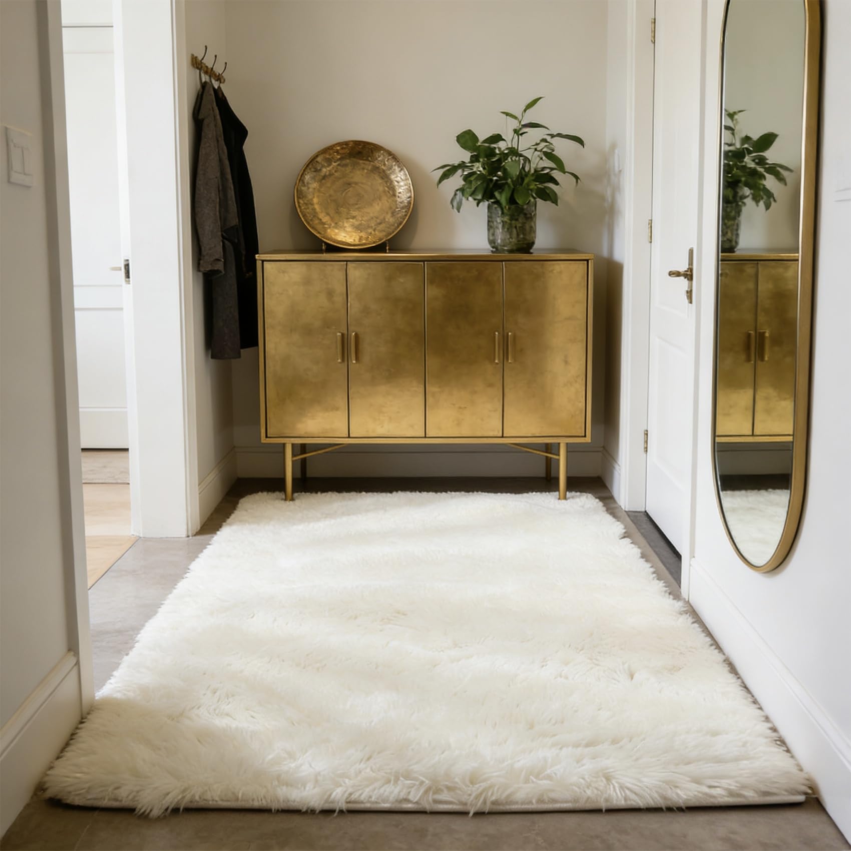 Tapis de salon moelleux blanc pour une chambre cosy et chaleureuse