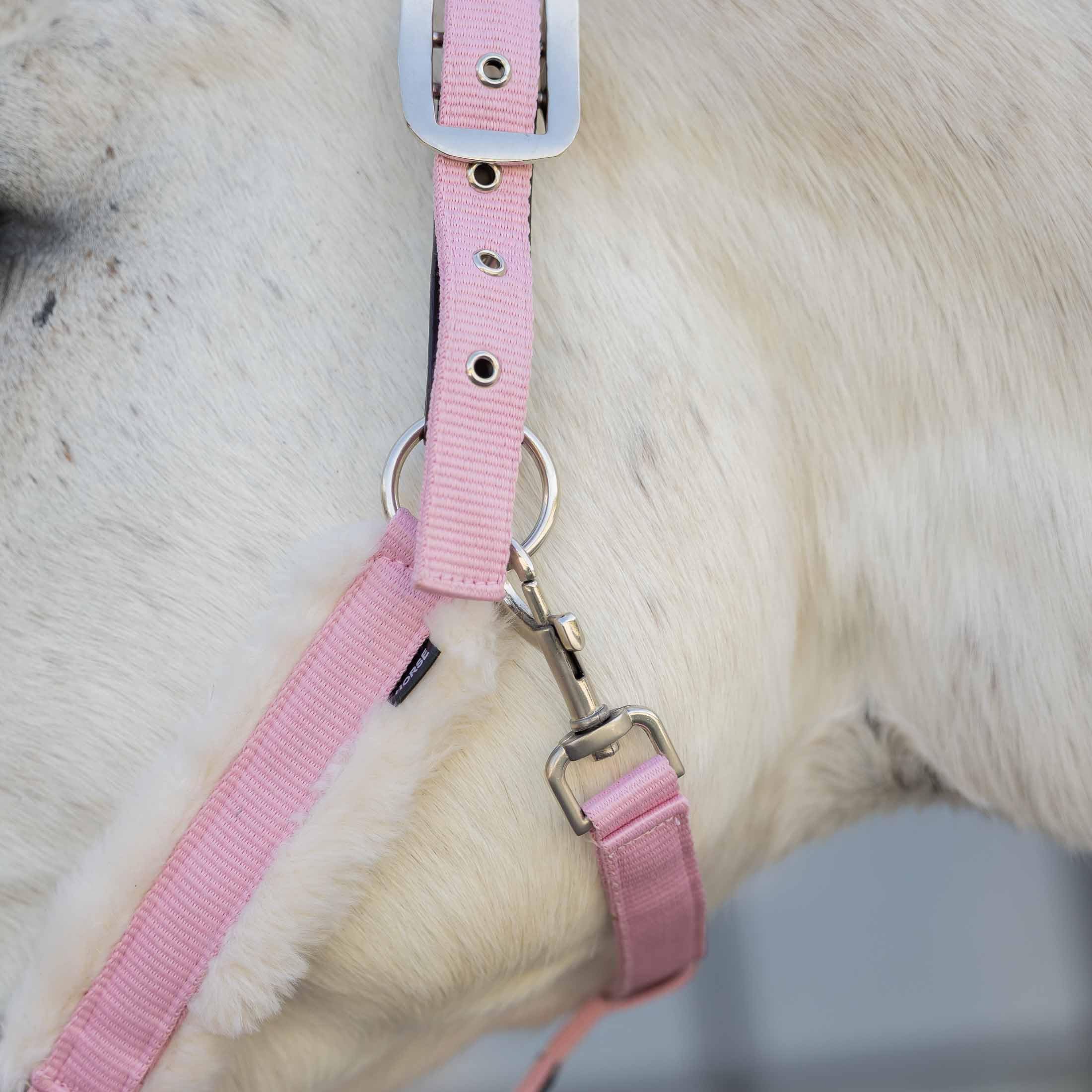 Equinavia Valkyrie - Cabestro de caballo de forro polar ultra ajustable, acolchado con cincha de nailon, color rosa dulce, blanco marfil, caballo