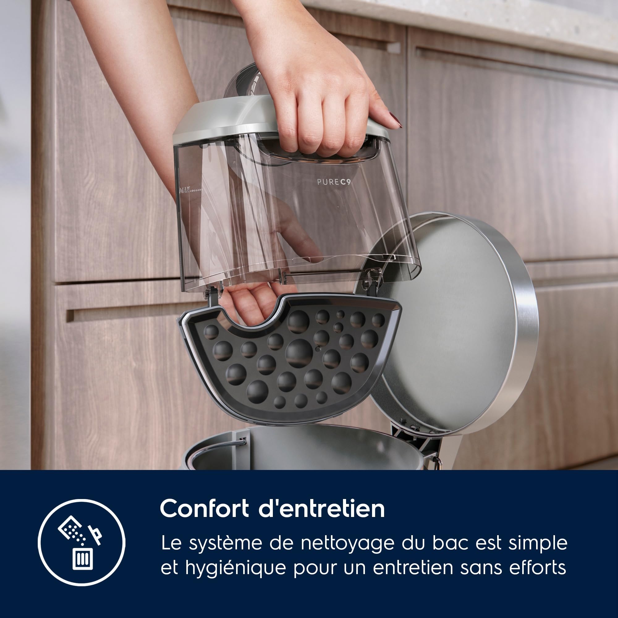 Electrolux Pure C9, Aspirateur Traineau sans Sac, Aspiration Puissante, 7 étapes de Filtration, Poignée Flexible avec Variateur de Flux d'air, Accessoires 3 en 1 Clipsés sur Poignée, PC91-4MG, Gris