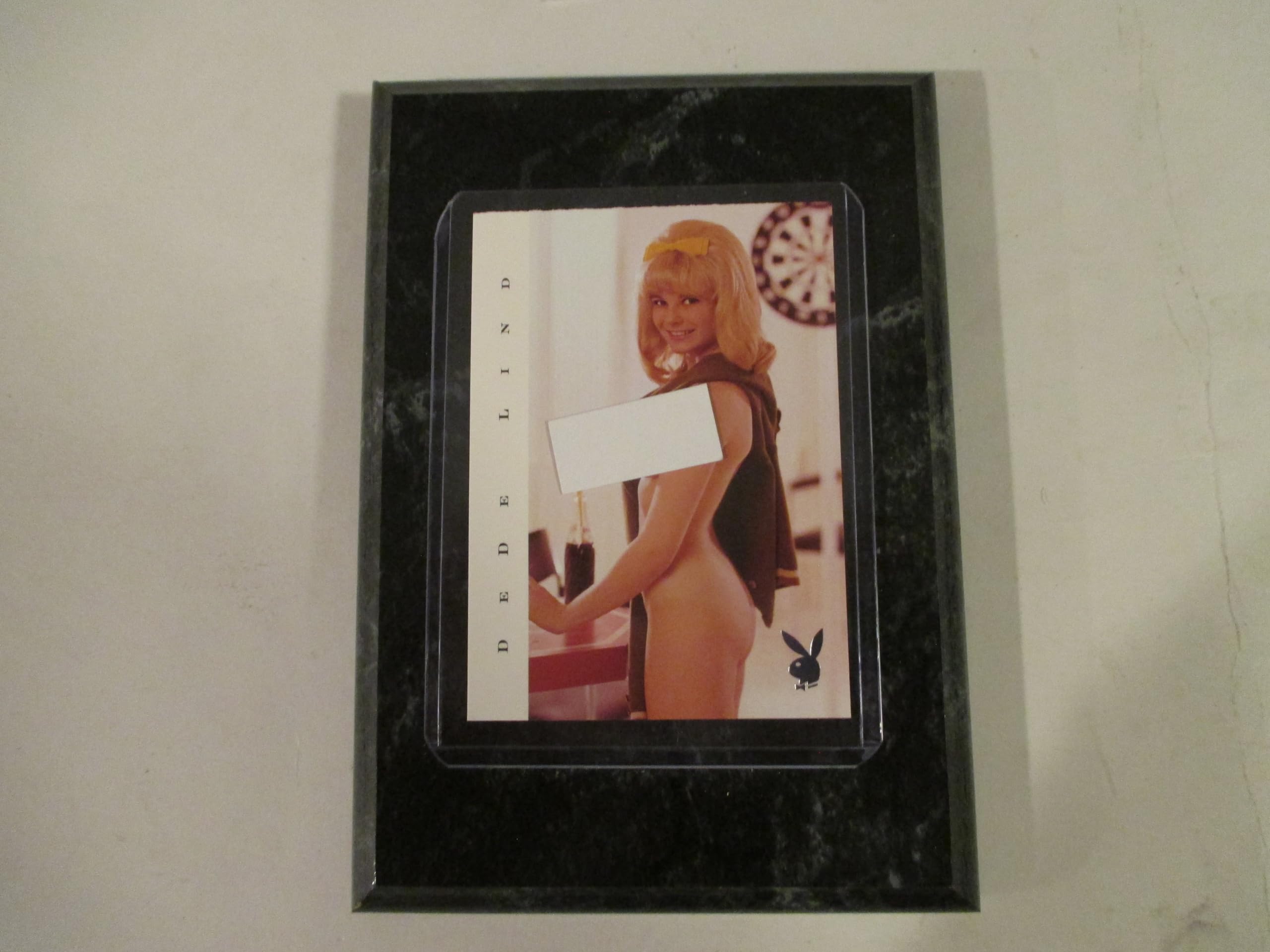 DEDE LIND 2000 CENTERFOLDS OF THE CENTURY COLLECTOR CARD #19 (MISS AUGUST 1967) MOUNTED ON A 4" X 6" BLACK MARBLE PLAQUE