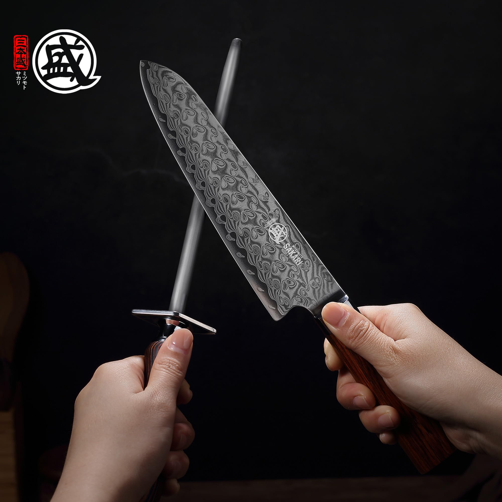 MITSUMOTO SAKARI Cuchillo Santoku Japones, 18 cm Cuchillos Cocina Full Tang, Cuchillos Carne Damasco Forjado a Mano (Mango de Pakkawood y Caja de Sándalo)