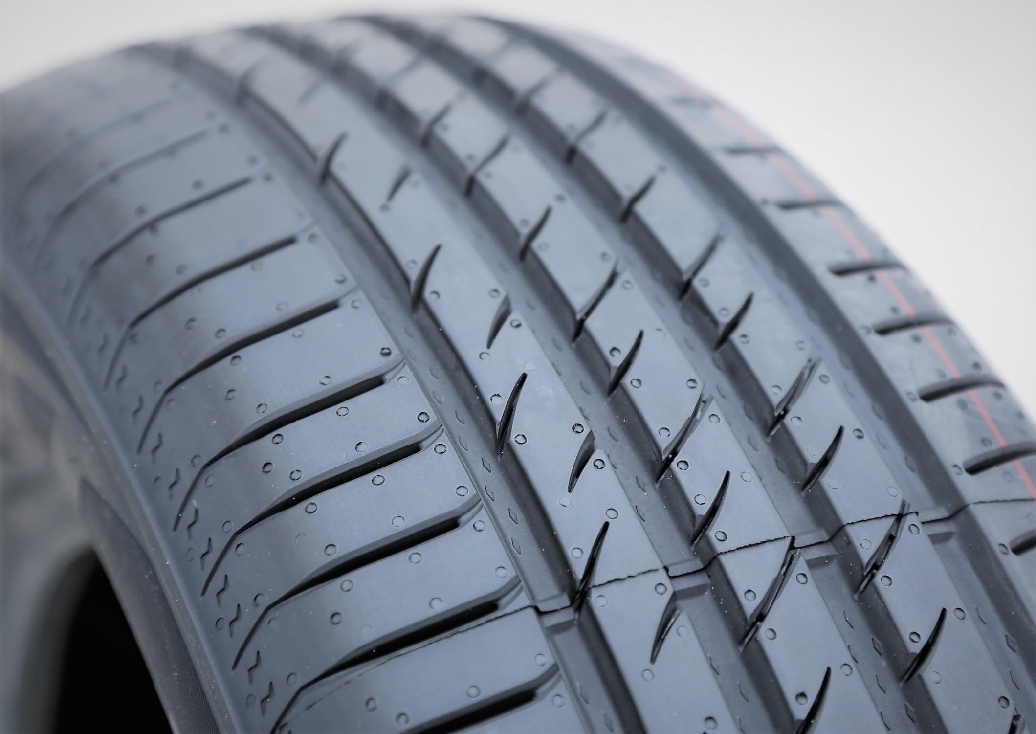 MAXTREK MAXIMUS M2 215/65r16 2024年製9部山 Maxtrek Maximus M2 | TIRECLUB Internacional