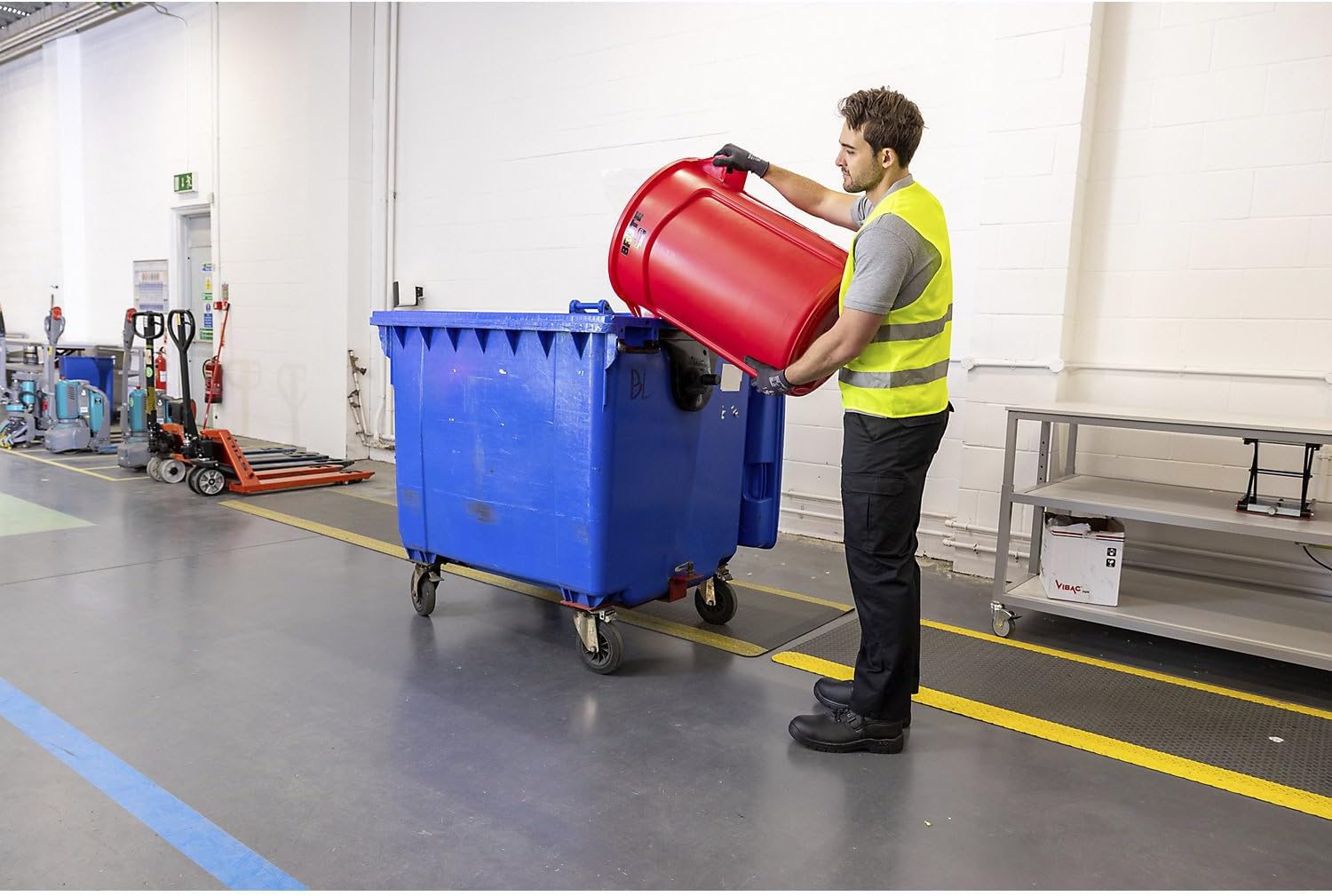 Rubbermaid Commercial Vented Round Brute Container, 32 gal, Plastic, Red