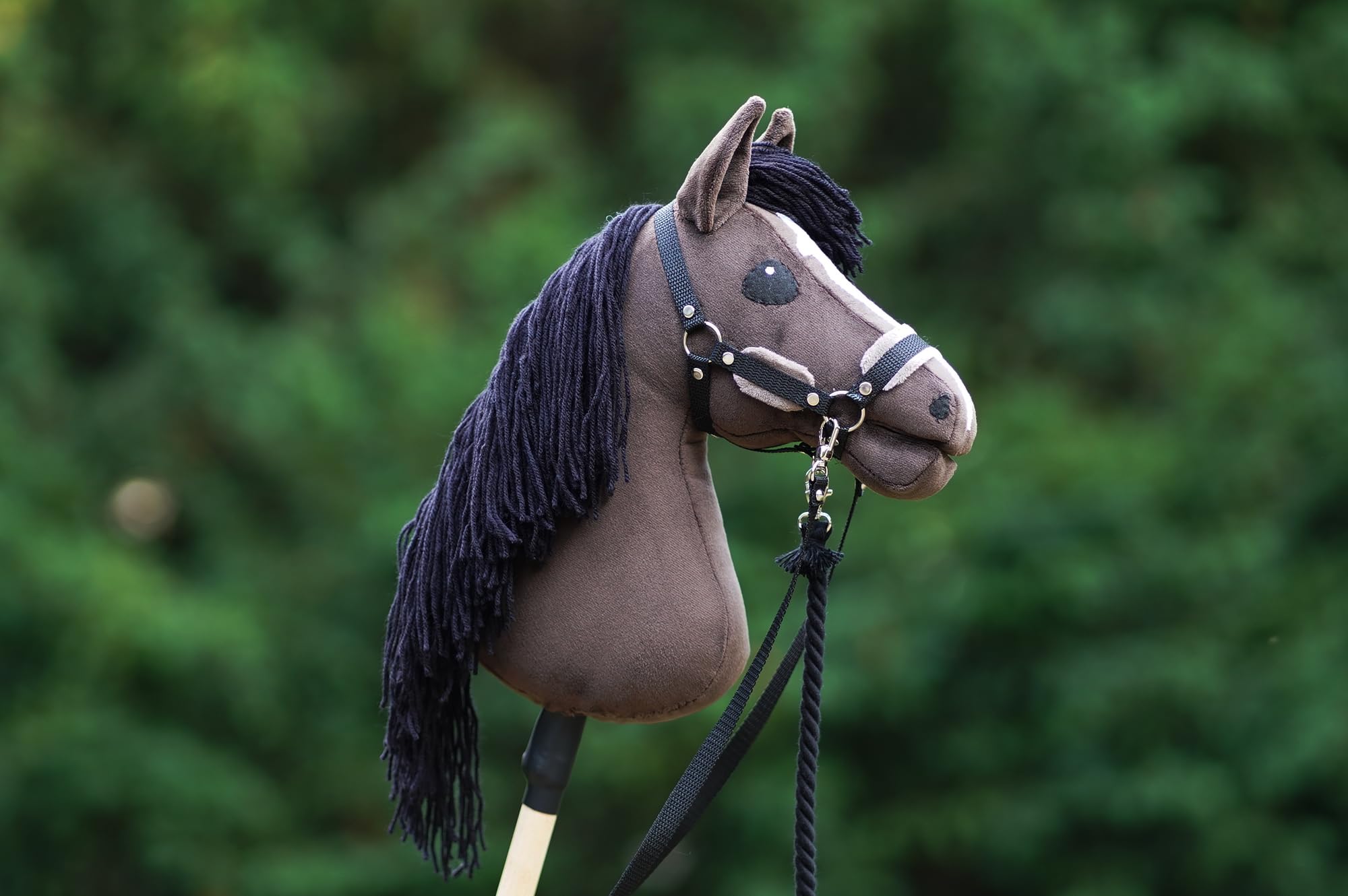 Hobby Horse Chestnut + Stick + Grullo Halter + Reins + Tether