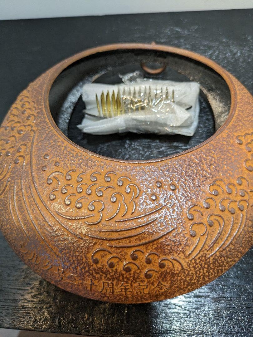 美品　金属製　花器　吊るし　満月型　 落ち着いたデザインが上品な　花道 Amazon.co.jp: 鉄製 満月型 波しぶき模様 吊り花入 掛花入 猿手