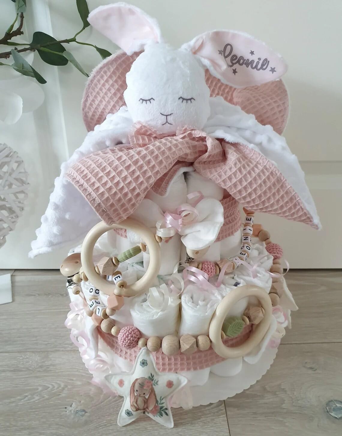 Windeltorte XXXL mit Namen - Kuscheltier süßer Hase - Schnullerkette Greifling Kinderwagenkette - Geschenk, Babyparty, Geburt Taufe + Gratis Grußkarte (Katze Kätzchen rosa)