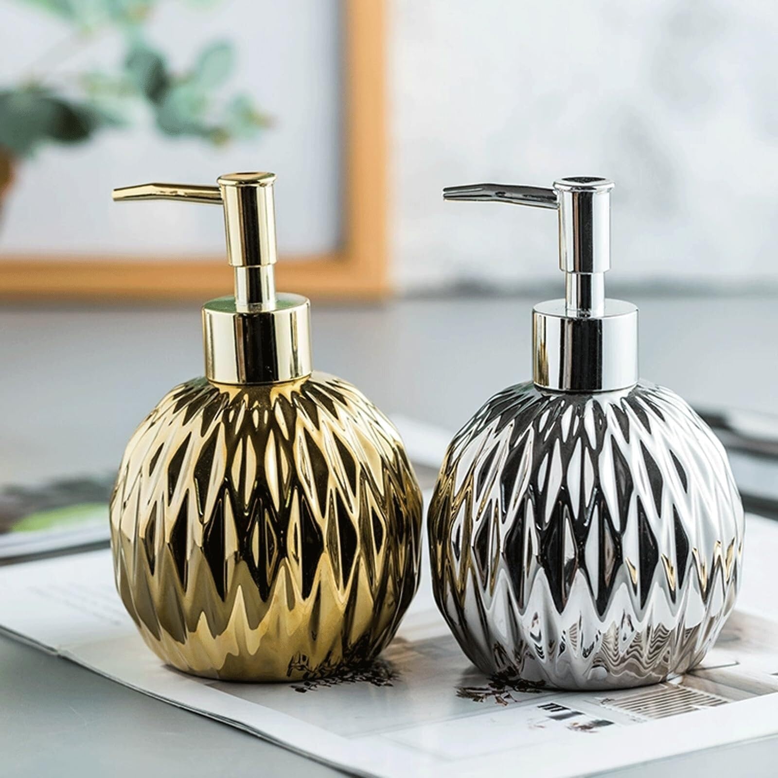 Set di accessori per il bagno Dispenser di sapone in ceramica color oro for bottiglia rotonda da 14 once con rilievo Arredamento per gli affittuari(Gold)