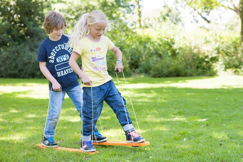 BS Toys Ski De Fond - Entraînement De L'Équilibre pour Enfants Et Adultes - Ensemble De Skis en Bois pour Une Marche Coordonnée - Amusant À L'Intérieur Et À L'Extérieur - A Partir De 3 Ans - Marron