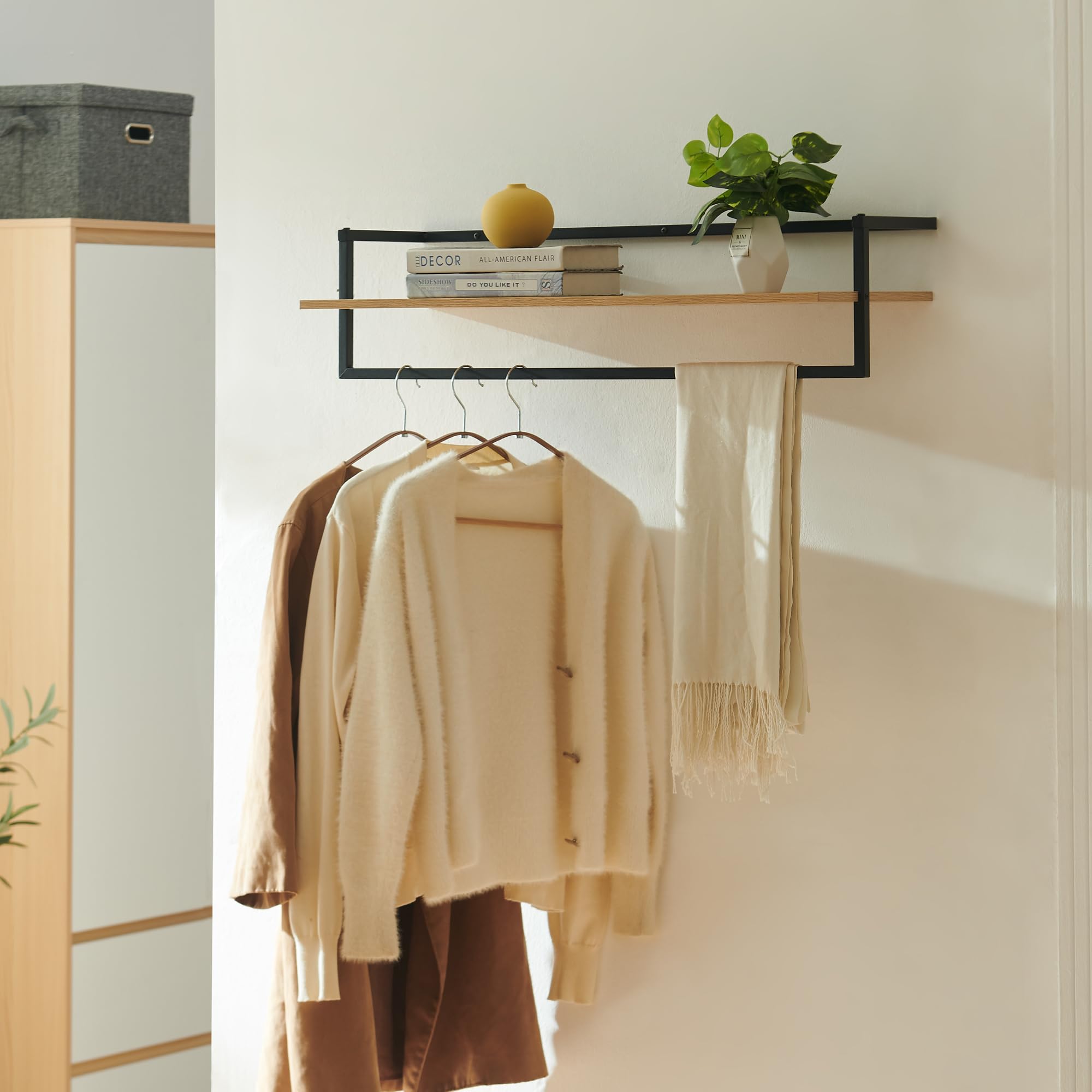 [en.casa] Perchero Pared con Estante Diseño Industrial para Entrada Oficina Colgador para Sombreros Chaquetas Bolsos Aglomerado Acero 80 x 30 x 20 cm - Efecto Madera/Negro