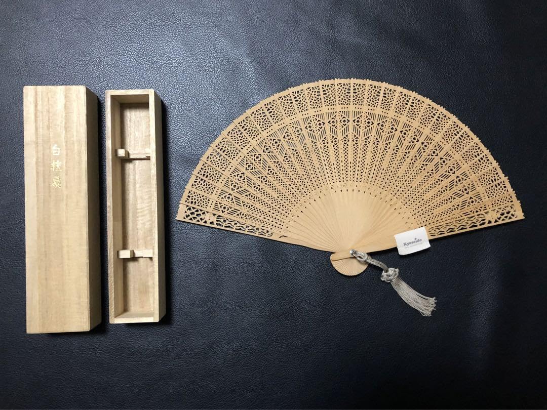 Amazon.co.jp: 扇子 20.5cm 白檀 透かし彫り 繊細 細工 工芸 着物 和装 