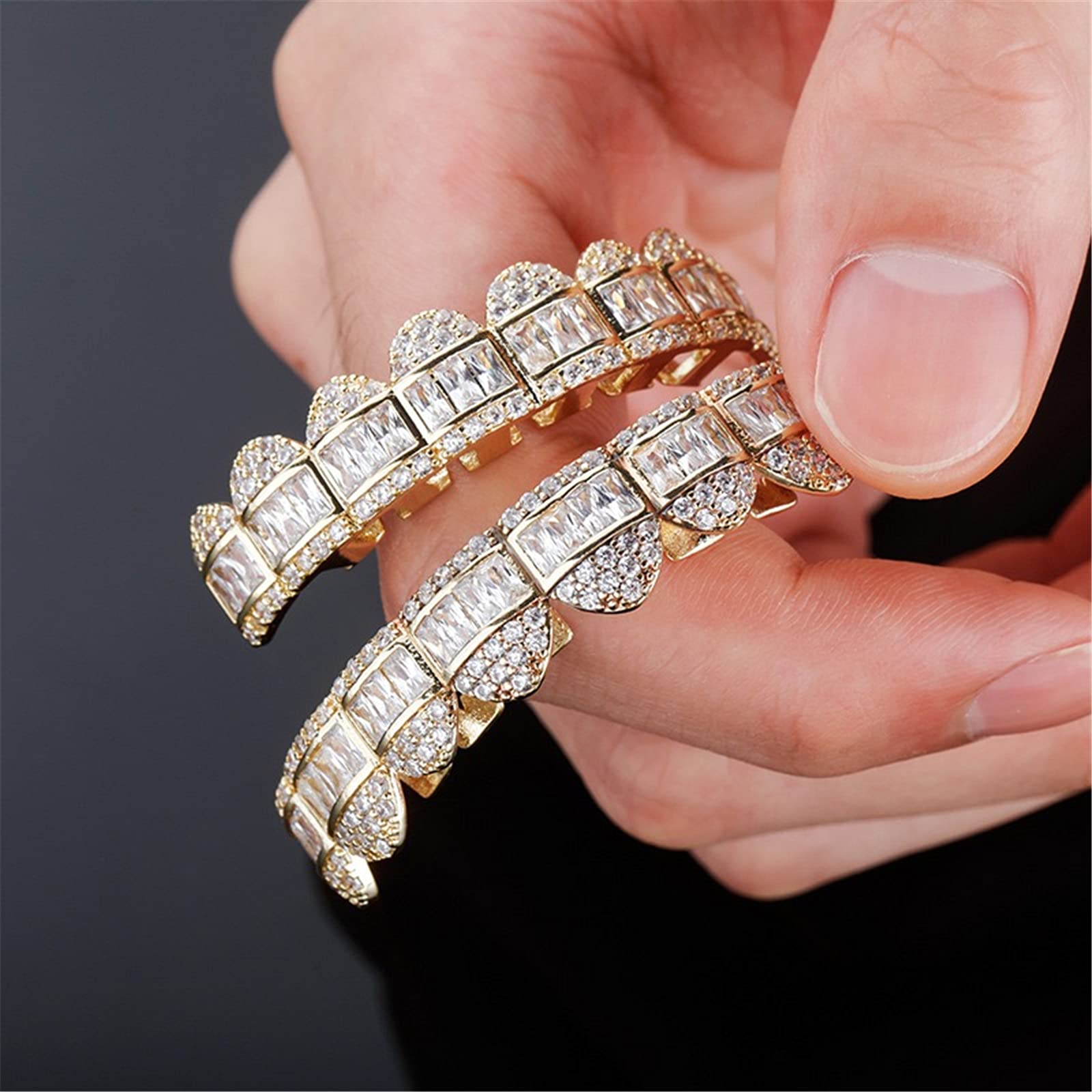 Fantex Iced Out Brillant Baguette CZ Diamant Dents Grills Porter Ensemble de Bijoux, Or 18K Plaqué Or Hip Hop Dents Bretelles pour Hommes Femmes (White)