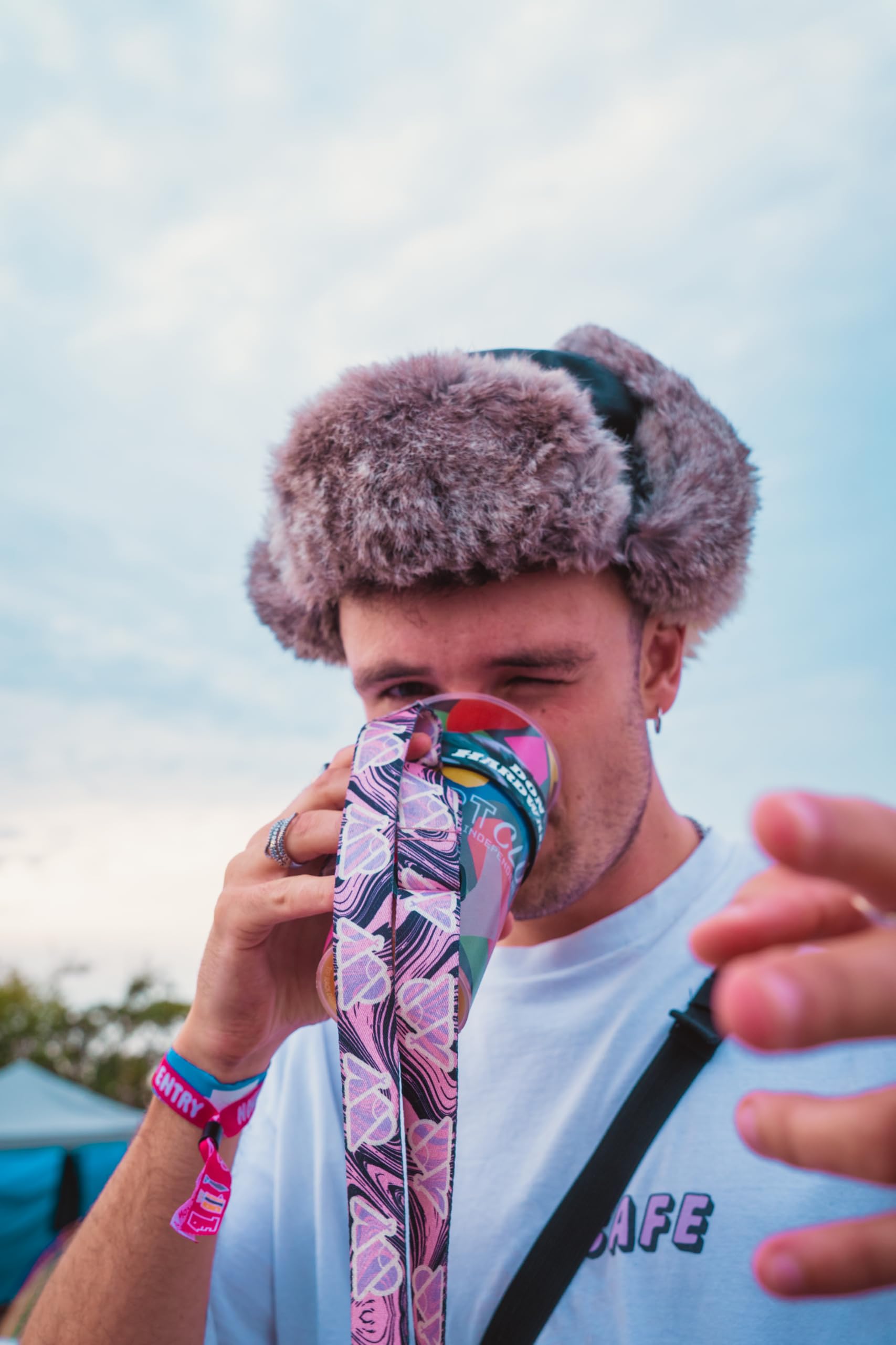 portavasos Festival con Correa – Porta Botellas de Agua y Vasos Manos Libres, Collar sujeta Vasos para Fiestas, cinturón cuelga Vasos, Lanyard Porta Vasos y Funda Botella