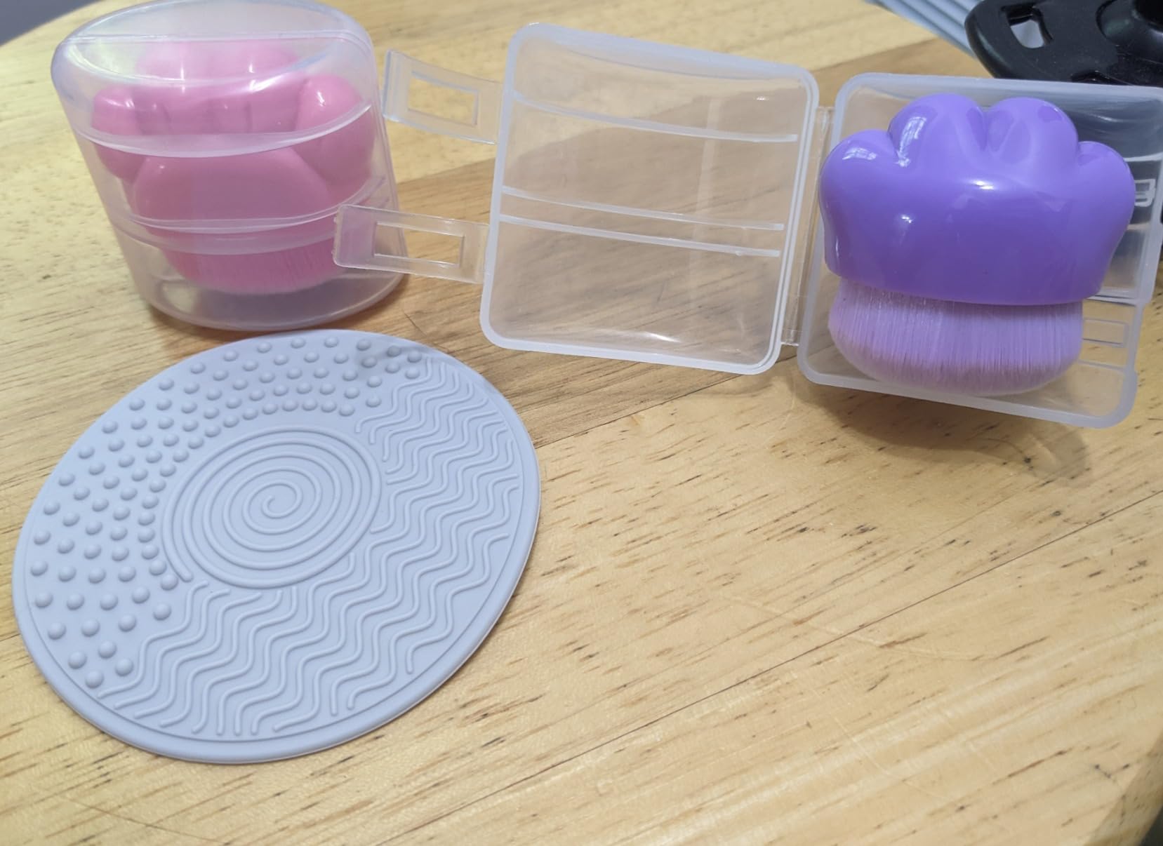 MAKIOTEKO 2Pcs Sunscreen Applicator for Kids, Sunblock Brush with Protective Case Sun Lotion Applicator SunCream Brush with Cleaning Pad for Suncream Liquid Foundation, 1.8*1.7 Inch, Purple, Rose Red