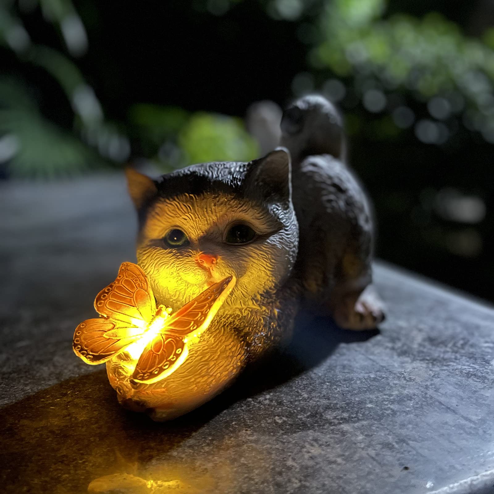Katzenfigur Garten Deko Katze Gartendeko Schmetterlinge Solarlampen für Außen Balkon Gartendekoration Innenhof Layout niedlichen Katze Top Schmetterling Ornamente Harz Solarleuchten (Grau)