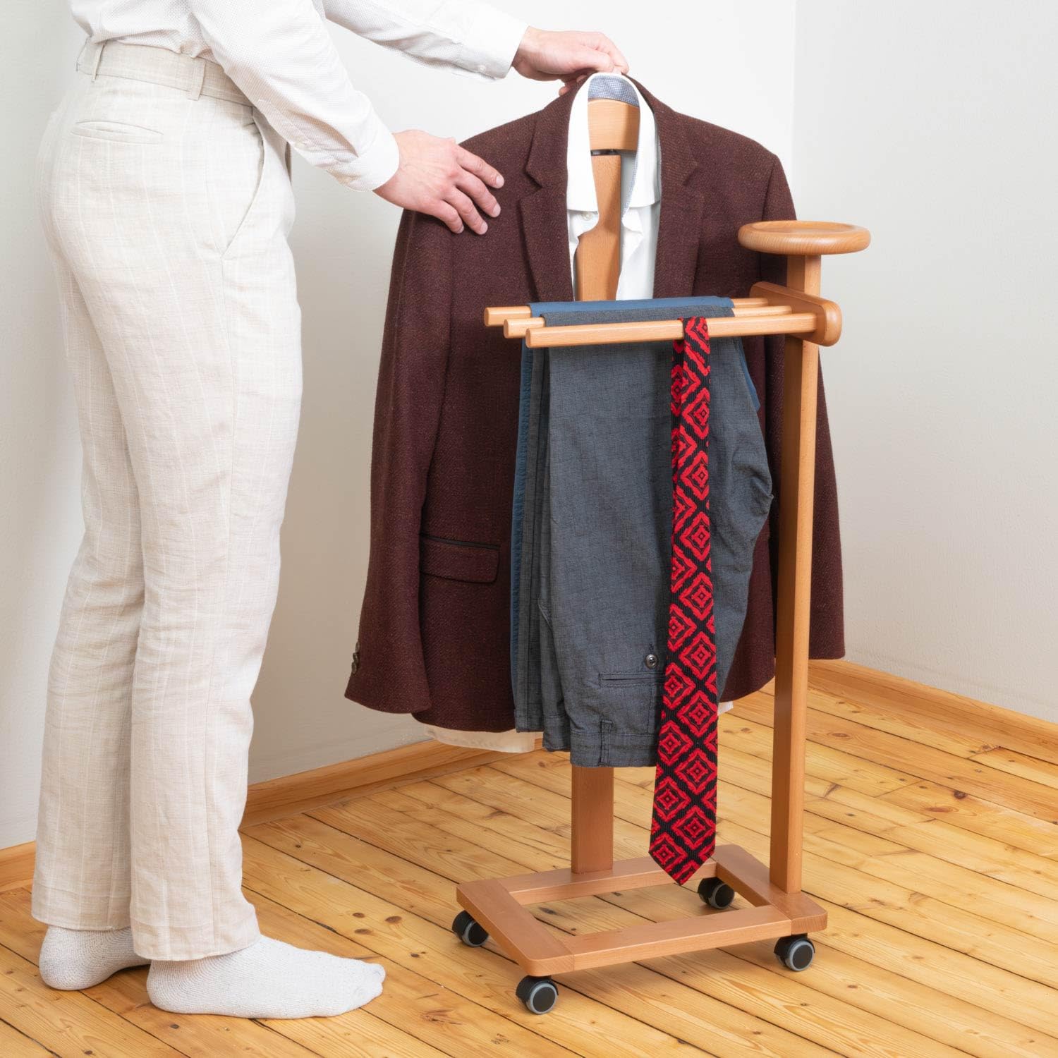 Tatkraft Lord Herrendiener aus Buche mit Rollen und Ablage, Italien | Moderner Herrendiener aus Buchenholz für Anzug, Hemd, Jacke, Krawatte und Hose, Herrendiener Schlafzimmer, Kleiderdiener