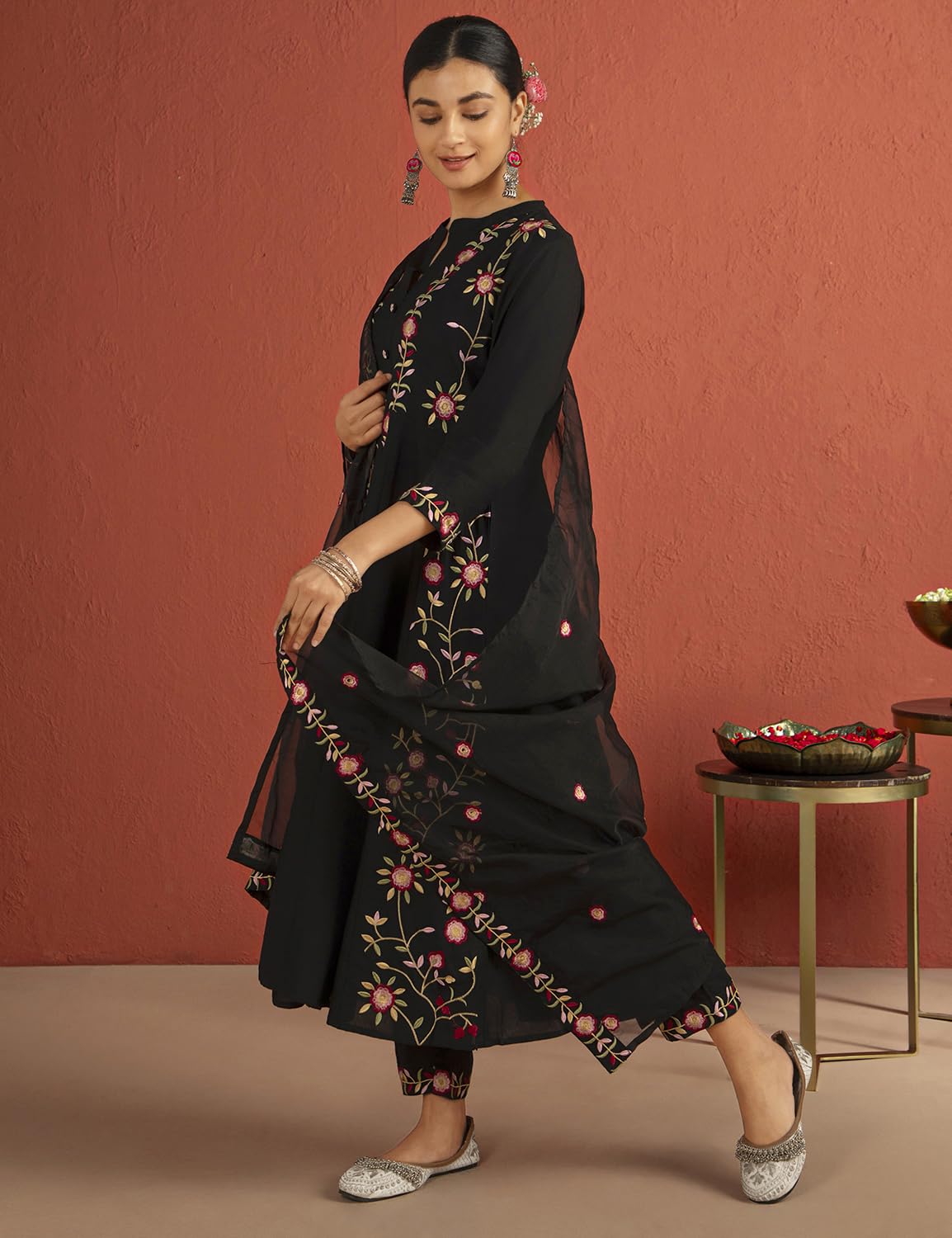 Kaari Set Kurta da donna ricamato con Dupatta, vestibilità anarkali, in organza Dupatta con ricamo multicolore, pantaloni dritti con tasca laterale, set Kurta da donna
