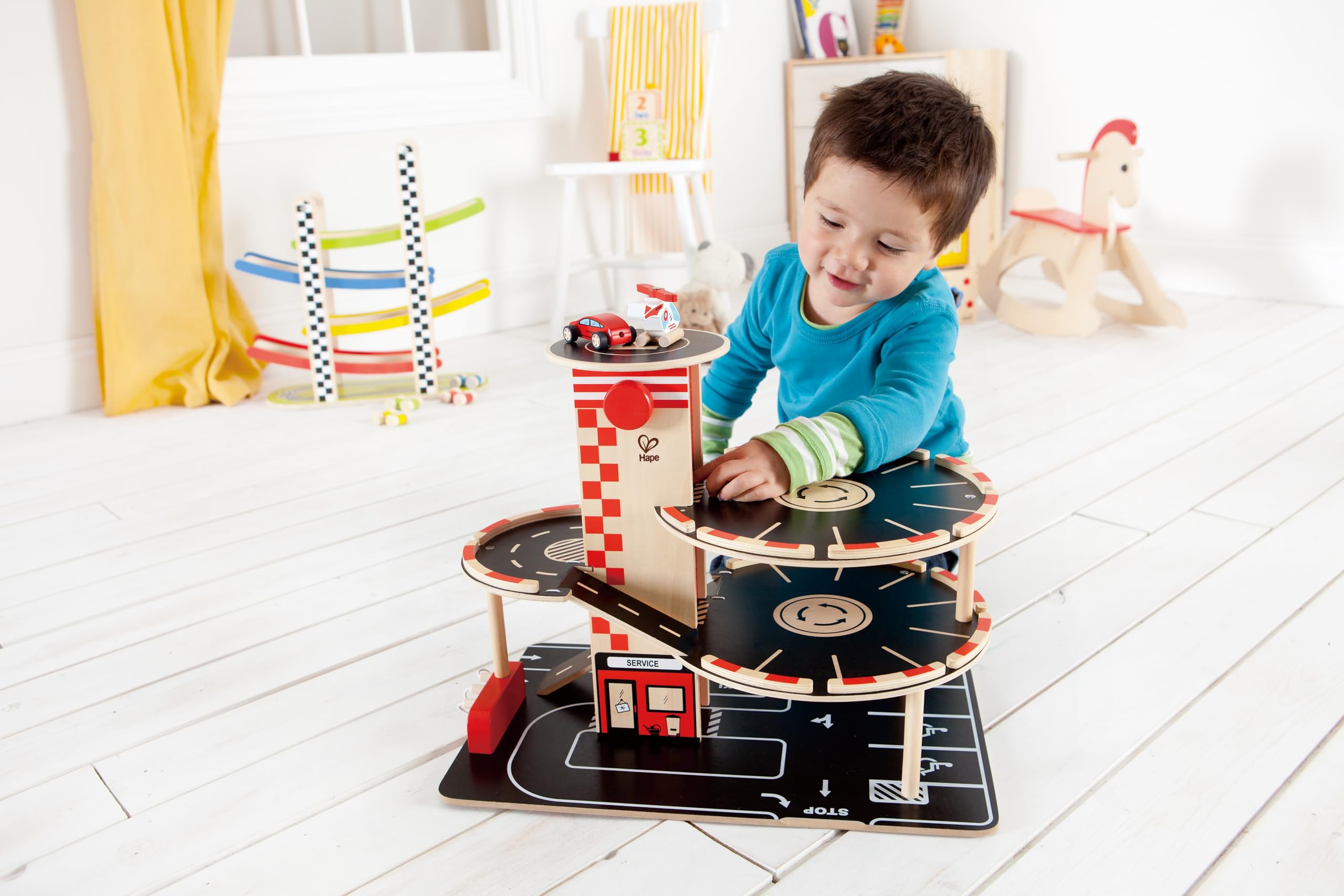 Hape Parkhaus Spielset - aus Holz, Autogarage auf DREI Ebenen mit Autos und Hubschrauber, fördert Motorik, Rollenspiel & Kreativität, Spielzeug für Kinder ab 3 Jahren