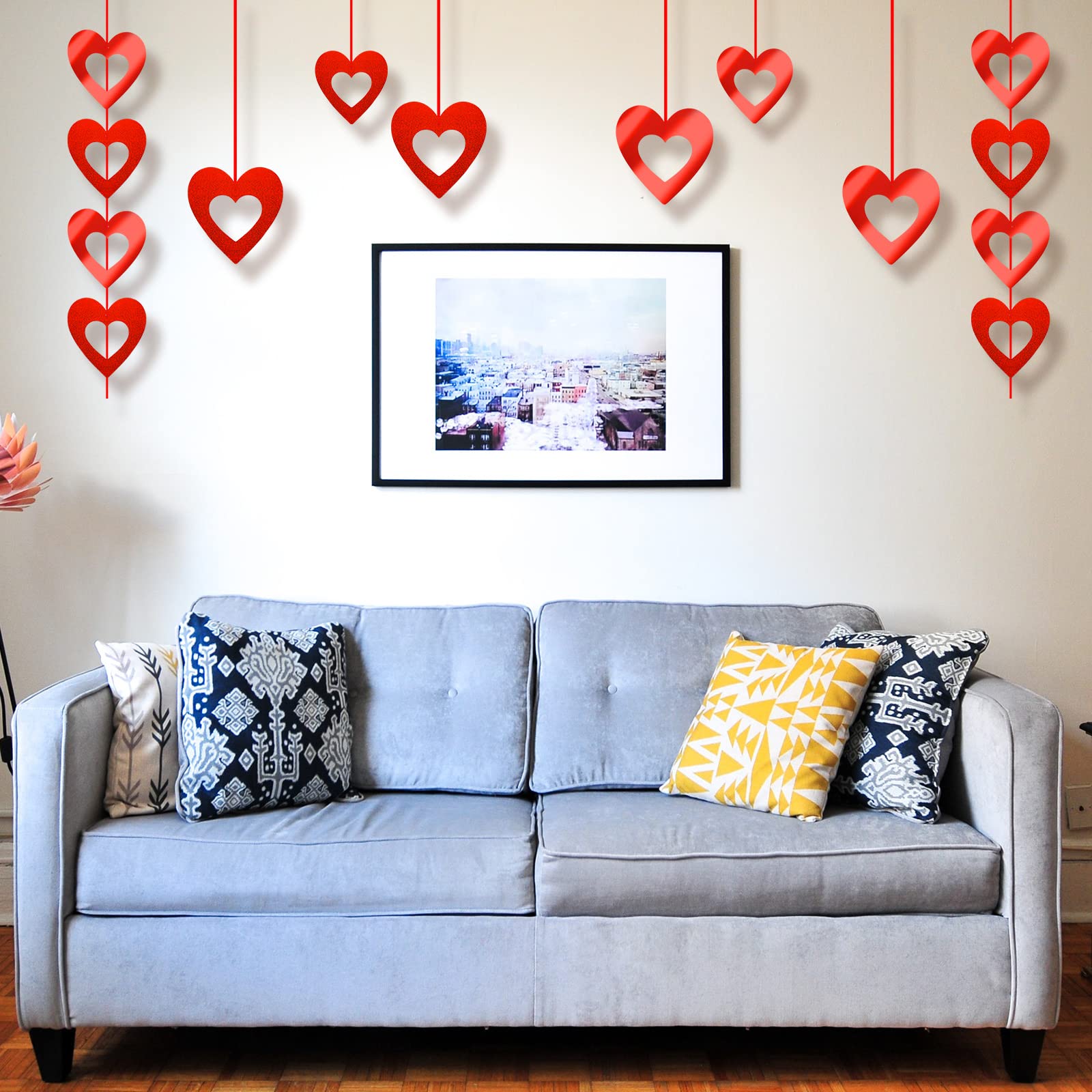 Interno del soggiorno decorato per San Valentino con camino, fiori e palloncini Foto stock
