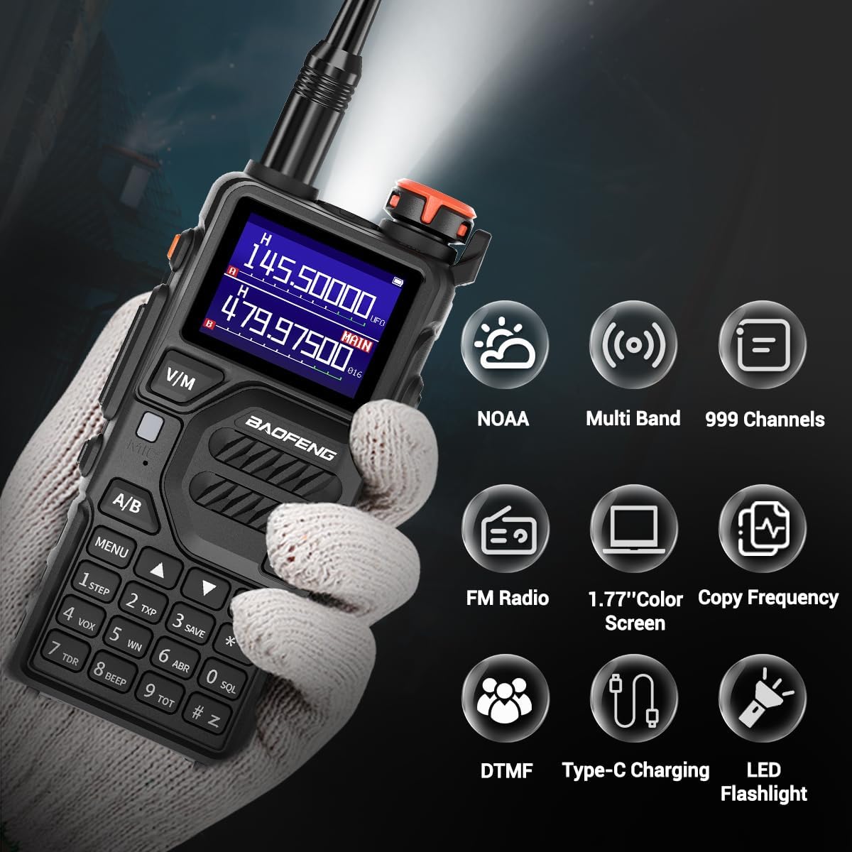 Ràdio BAOFENG K5 Plus a la mà, amb icones que representen funcions com NOAA, multibanda, 999 canals, ràdio FM, pantalla a color d'1.77 polzades, freqüència de còpia, DTMF, càrrega tipus C i llanterna LED.
