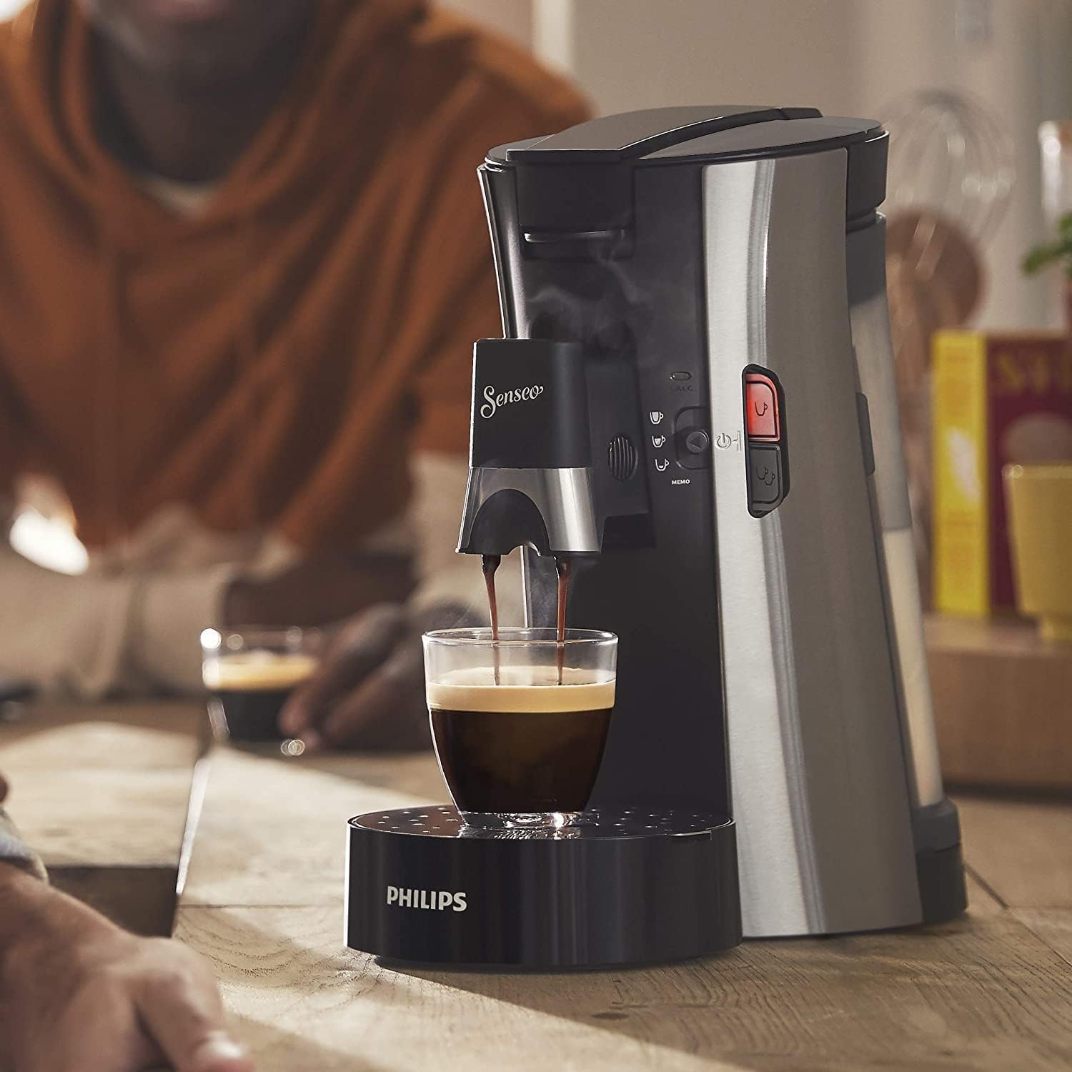 Philips Senseo Select Kaffeepadmaschine Bundle mit 66 Kaffeepads, 3 Kaffeespezialitäten, Memo-Funktion, Crema Plus, Intensität Plus, aus recyceltem Plastik, 0,9L, Gebürsteter Stahl (CSA250/10)