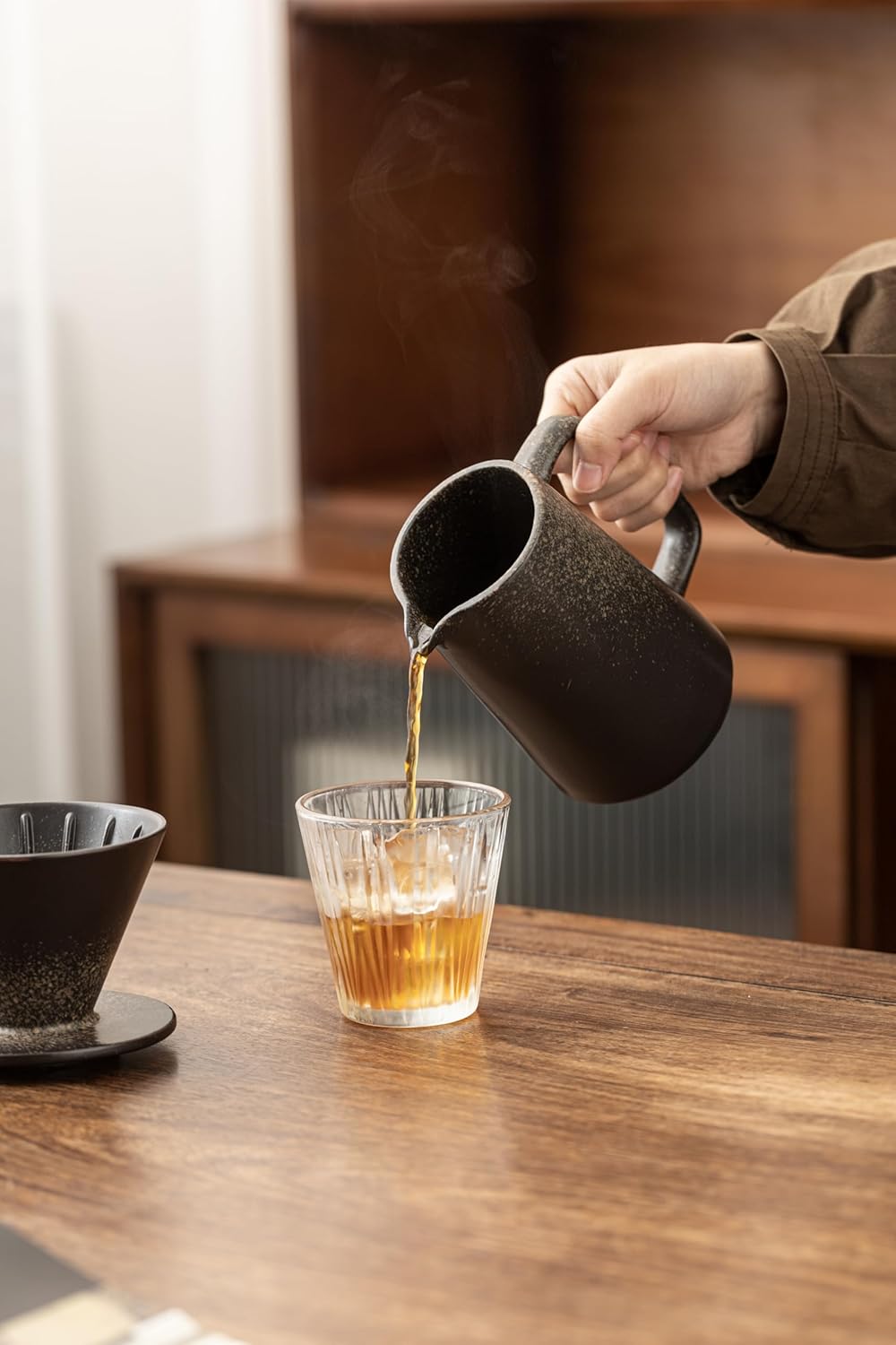 Pour Over Coffee Maker,Ceramic Coffee Maker With 40 pcs V60 Paper Filter，19oz/560ml Ceramic Pour Over Coffee Dripper