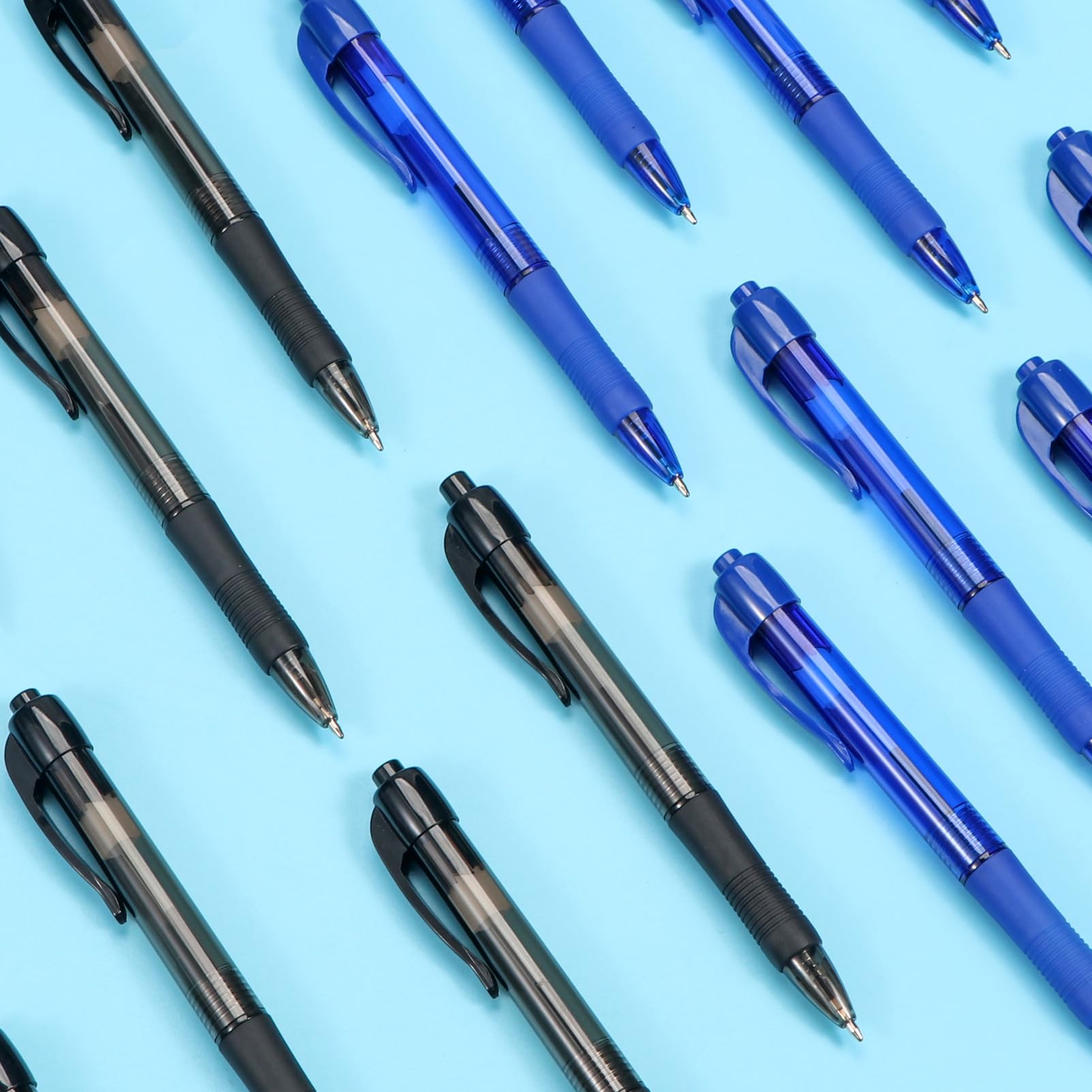 deegtran Bolígrafos a granel, paquete de 100 bolígrafos de tinta negra y azul con agarre suave, bolígrafos retráctiles al por mayor para oficina y escuela, punta media suave de 1 mm