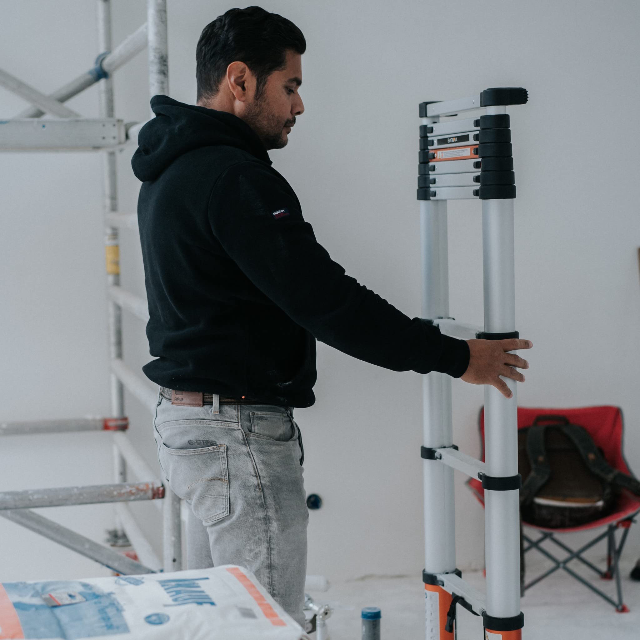 Batavia Giraffe Air Teleskopleiter Aluminium - 2,62m Ausziehleiter mit innovativer Soft-Close-Technologie für maximale Sicherheit - Kompaktes Design & 150kg Tragkraft für Profis & Heimwerker