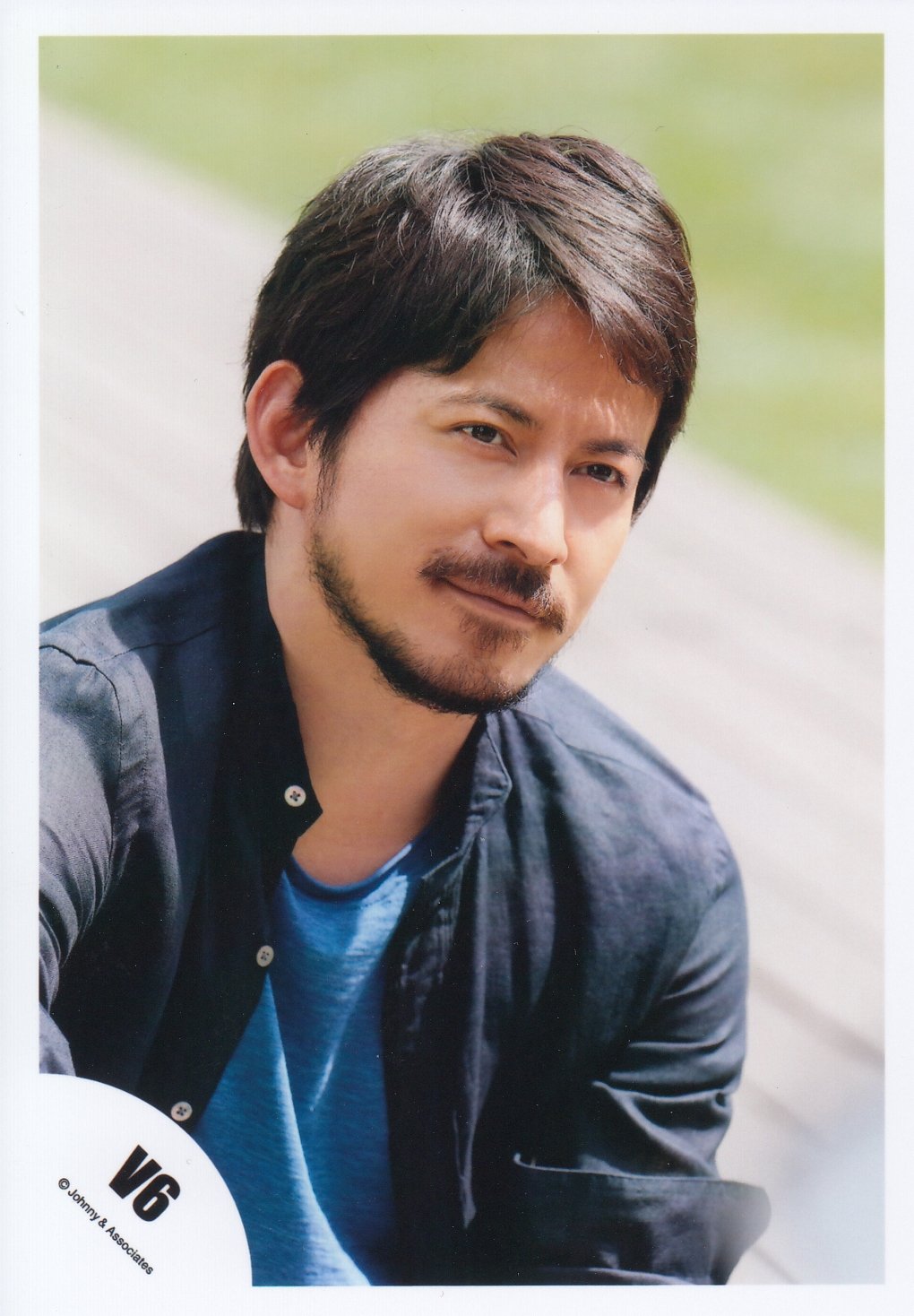 Amazon.co.jp: V6 公式生写真 （岡田准一）VO00001 : Hobbies