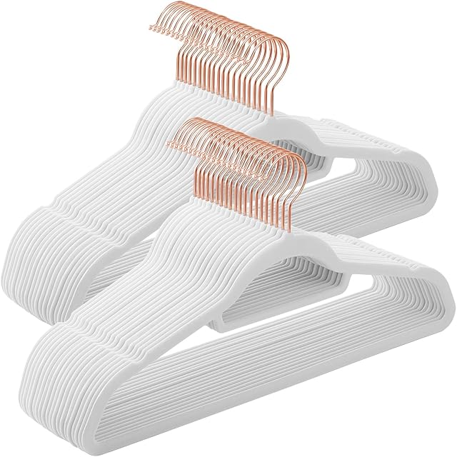 SONGMICS CRF021W02 Wieszak na ubrania, aksamitny, zestaw 50 sztuk, antypoślizgowy, mały drążek na krawat, hak obracany o 360°, grubość 0,6 cm, 43,5 cm długości, biały-różowe złoto