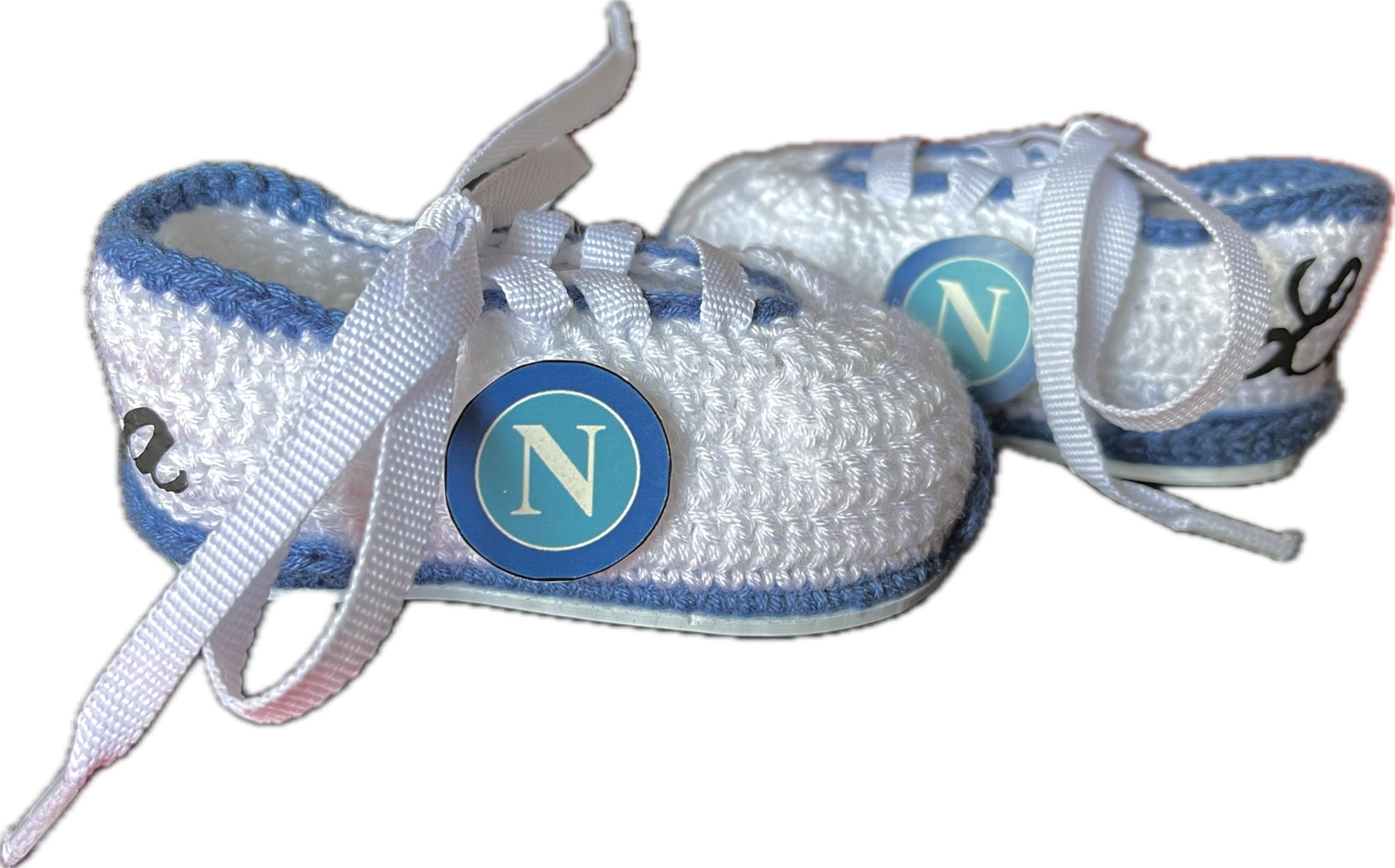 Scarpini da calcio del Napoli realizzati all'uncinetto per neonati. Personalizzato con lo stemma della tua squadra, disponibile nelle taglie da 0 a 12 mesi. Ti regaliamo il nome del bambino inciso
