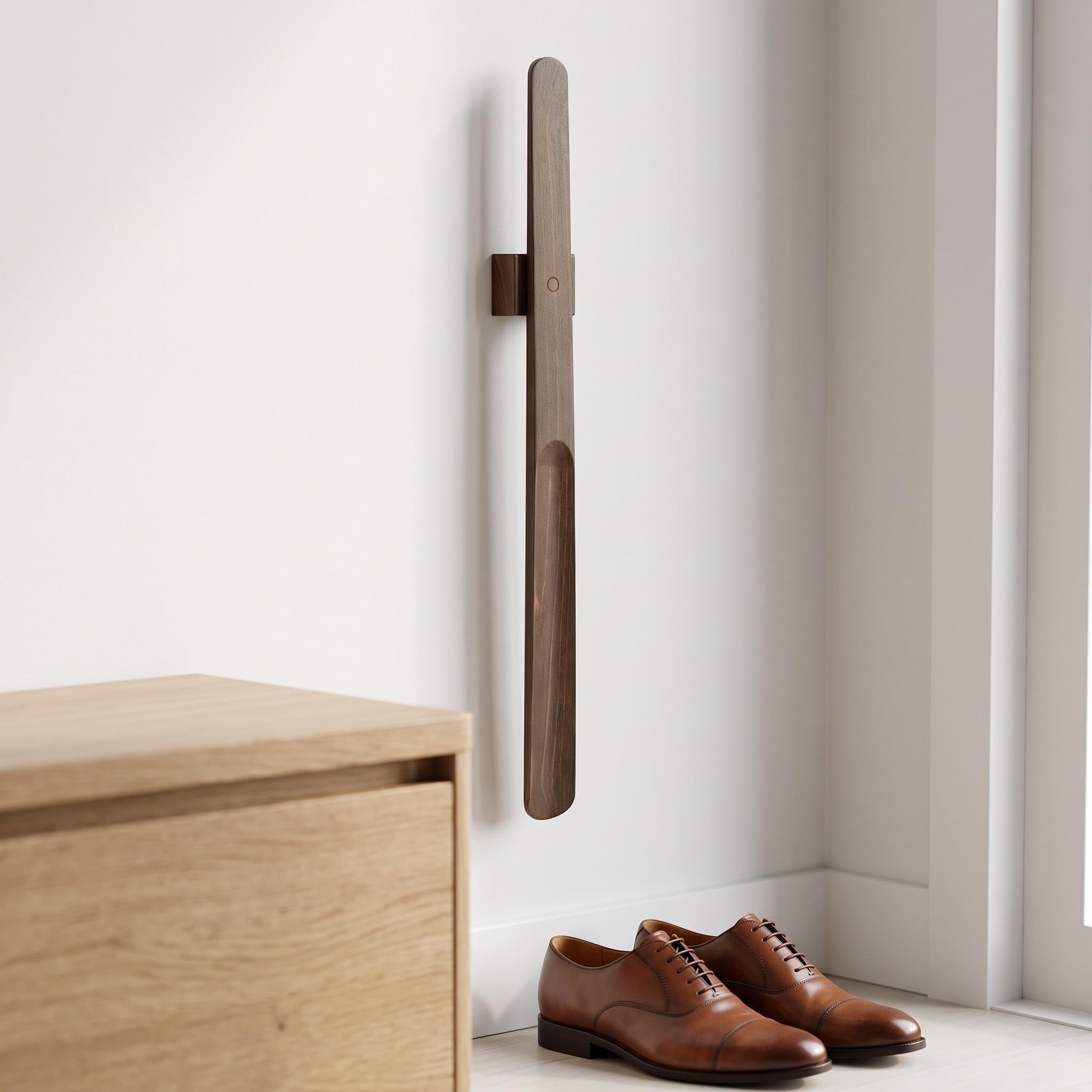 Lurrose 2 calzadores magnéticos de 55 cm (21,6"), calzador de madera con mango largo para personas mayores (hombres y mujeres), bastón de vestir con base magnética para montaje en pared para