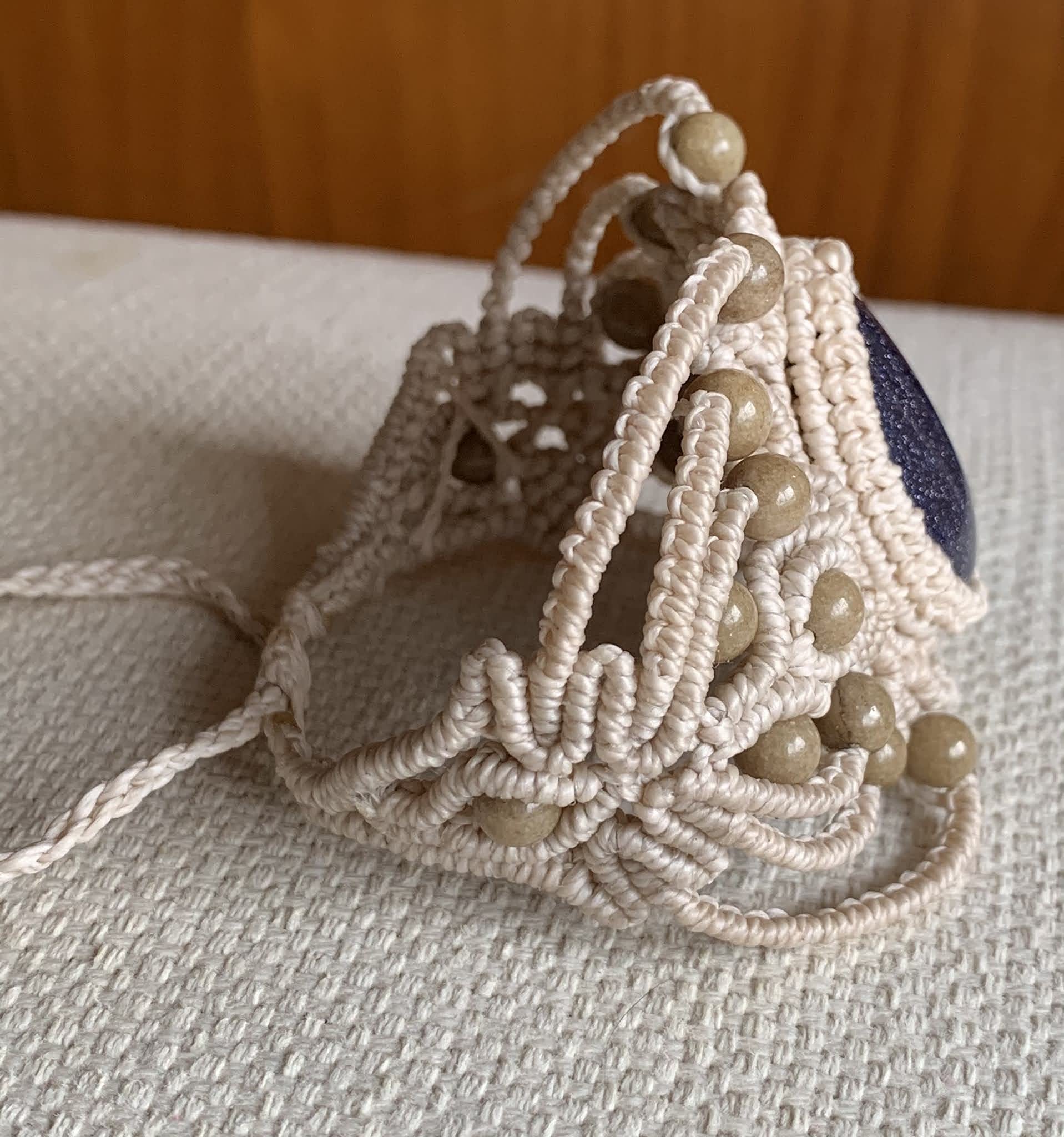 Brazalete macramé hecho a mano con hilo encerado y piedra blue sand engarzada