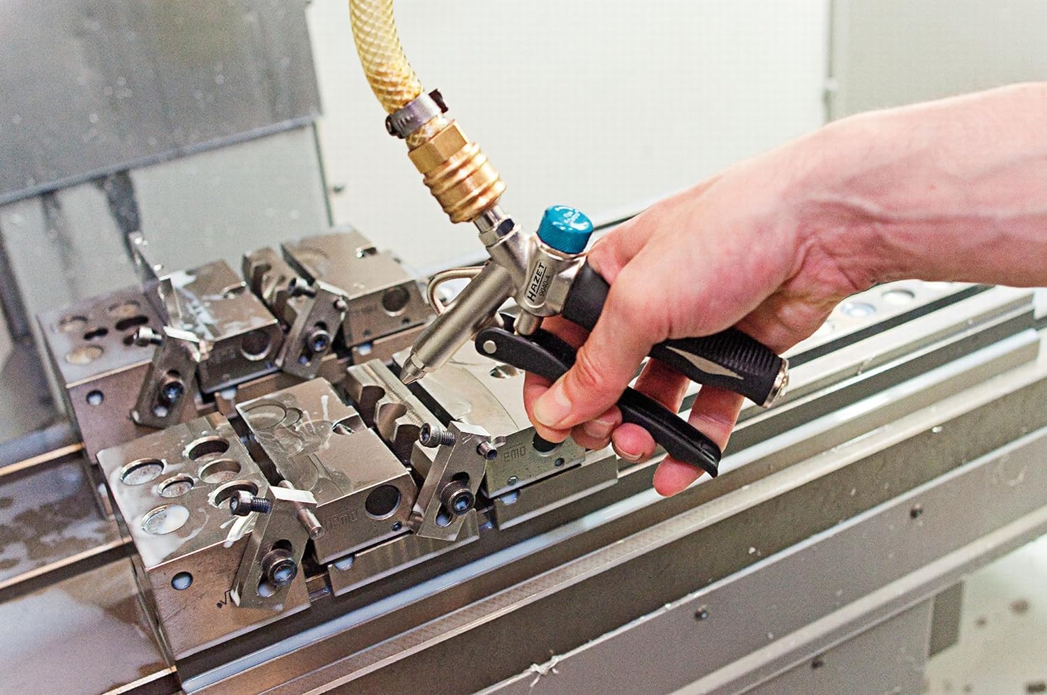 HAZET Pistolet de soufflage 2 voies 9040-4 - Raccord d'air sur la tête ou la poignée, pour éliminer les salissures fines dans les endroits difficiles d'accès - avec boîtier robuste en aluminium