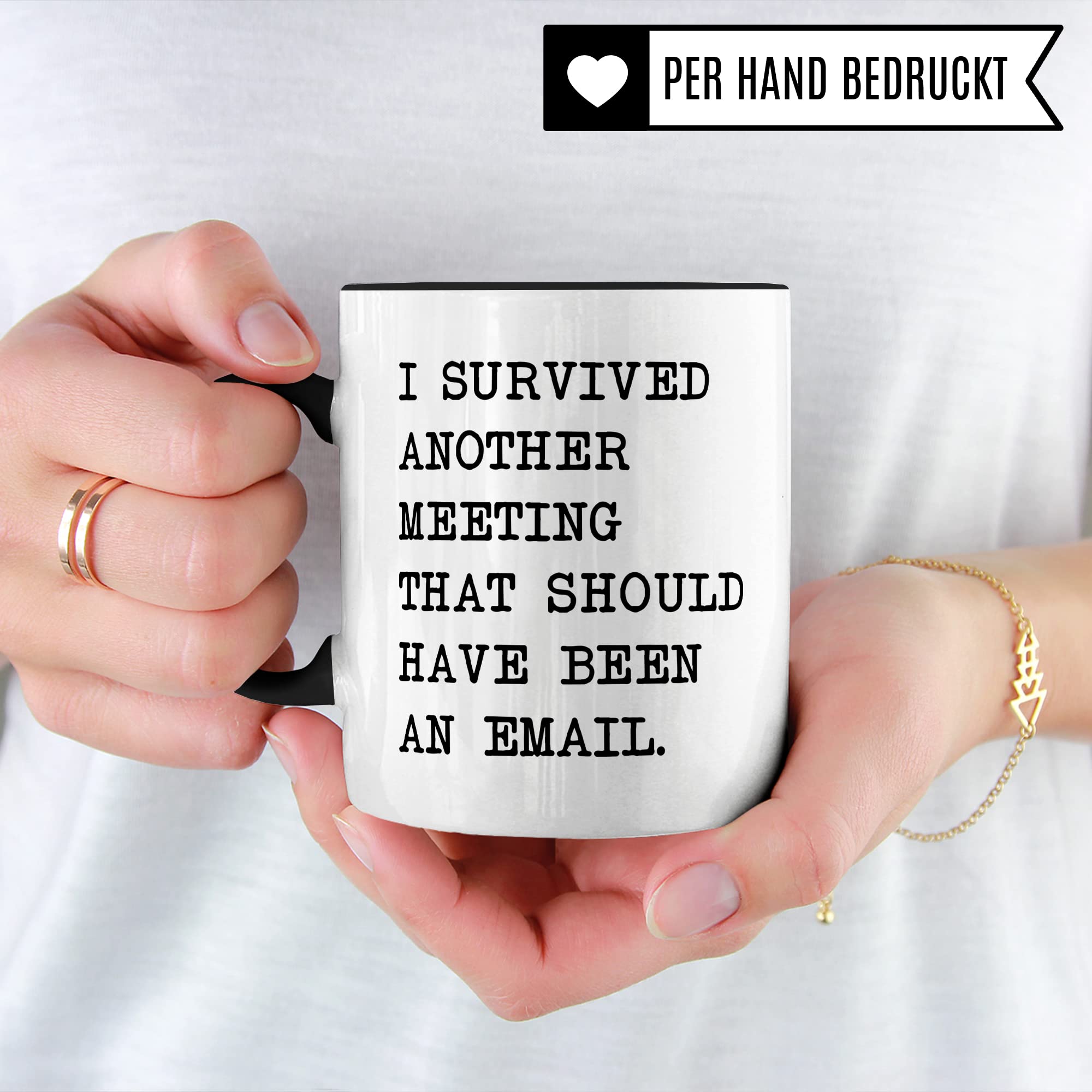 Tazza Divertente Per Ufficio ‘I Survived Another Meeting That Should Have Been An E-mail’ – Regalo Per Colleghi, Ceramica 330ml, Lavabile In Lavastoviglie, Pagma