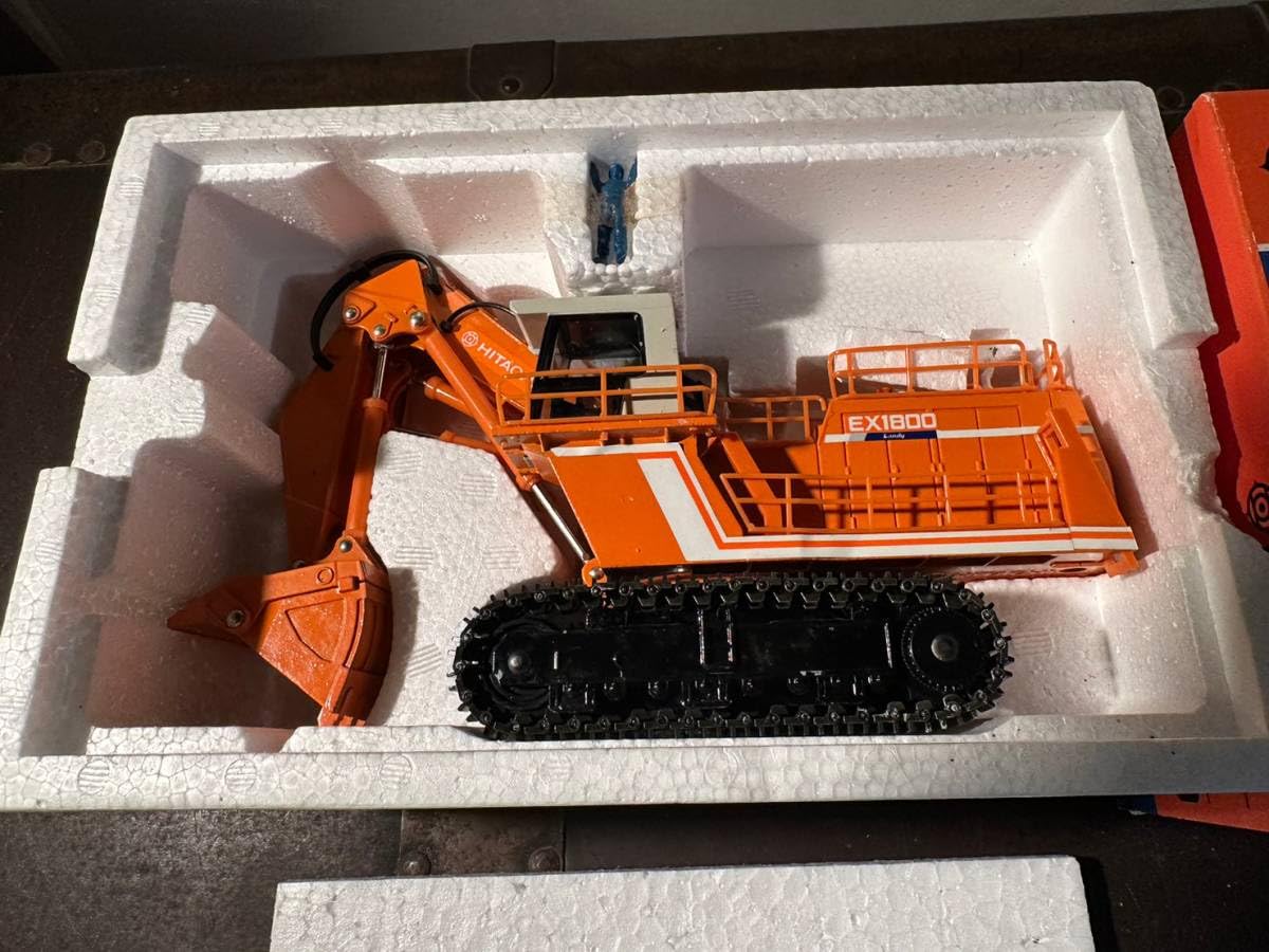 Amazon.co.jp: 日立 Giant Excavator EX1800 1/60スケールモデル